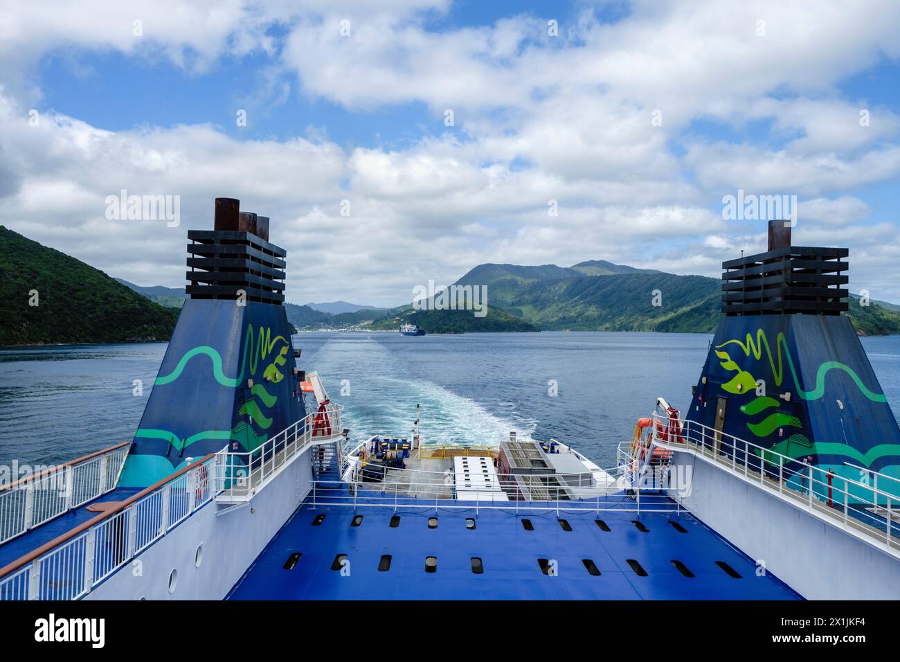 Regardant en arrière towrads Picton du ferry inter-île à Wellington, Nouvelle-Zélande Banque D'Images