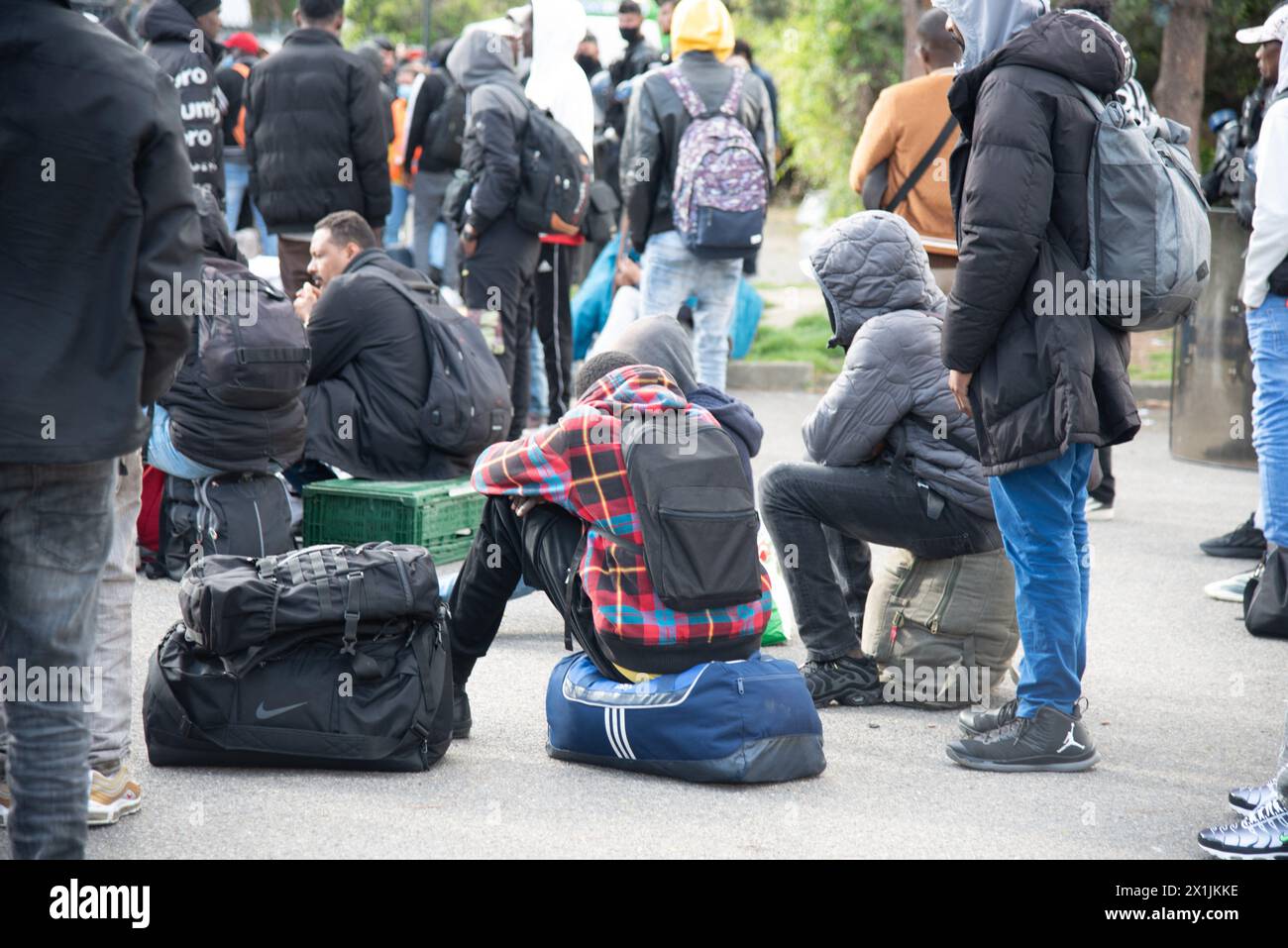 Les demandeurs d’asile font la queue pour être inscrits par les membres des associations pour obtenir un logement en Ile-de-France, lors de l’évacuation du plus grand squat de France, qui a hébergé jusqu’à 450 migrants, pour la plupart des migrants légaux selon les associations, dans la banlieue sud de Paris à Vitry-sur-Seine le 17 avril 2024, 100 jours avant les Jeux Olympiques. L’opération, attendue depuis plusieurs jours, a poussé de nombreux sans-abri qui s’étaient réfugiés dans cette usine désaffectée à partir avant l’arrivée des nombreux policiers déployés pour les déloger. Photo de Florai Banque D'Images