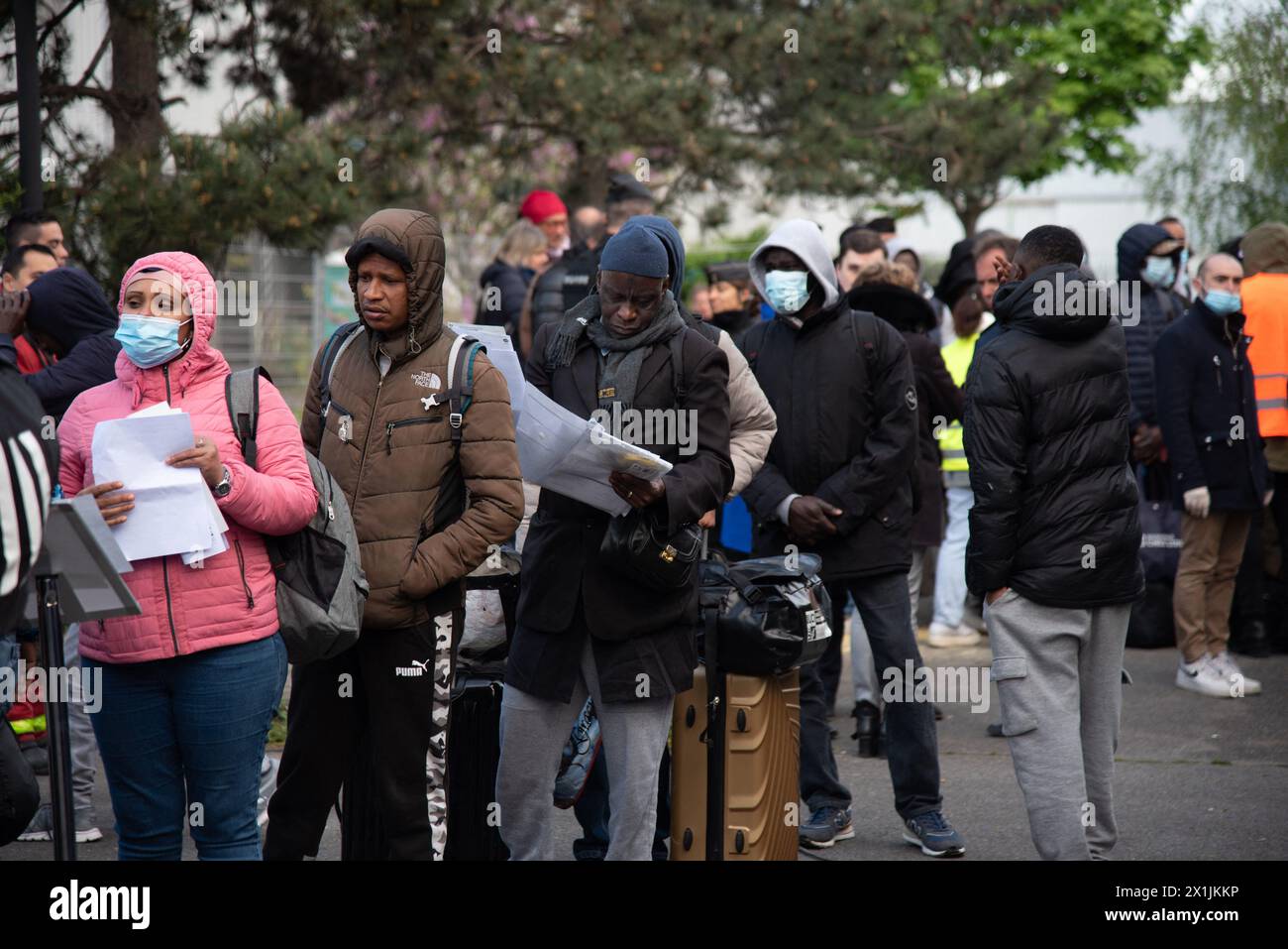 Les demandeurs d’asile font la queue pour être inscrits par les membres des associations pour obtenir un logement en Ile-de-France, lors de l’évacuation du plus grand squat de France, qui a hébergé jusqu’à 450 migrants, pour la plupart des migrants légaux selon les associations, dans la banlieue sud de Paris à Vitry-sur-Seine le 17 avril 2024, 100 jours avant les Jeux Olympiques. L’opération, attendue depuis plusieurs jours, a poussé de nombreux sans-abri qui s’étaient réfugiés dans cette usine désaffectée à partir avant l’arrivée des nombreux policiers déployés pour les déloger. Photo de Florai Banque D'Images