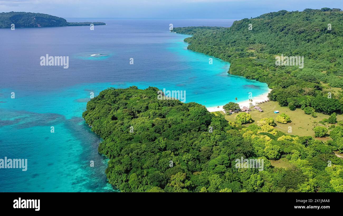 Îles Fidji. Les eaux turquoises de l'île de lavage de l'océan couvert de végétation tropicale. Concept de voyage Banque D'Images