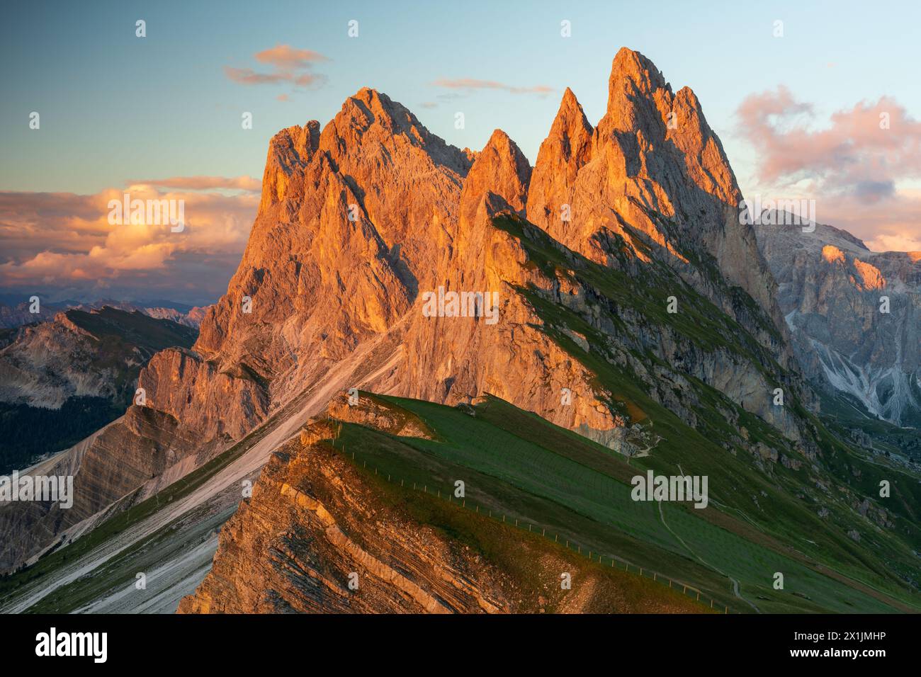 Montagne au coucher du soleil couleurs. Dolomite Mountains. Banque D'Images