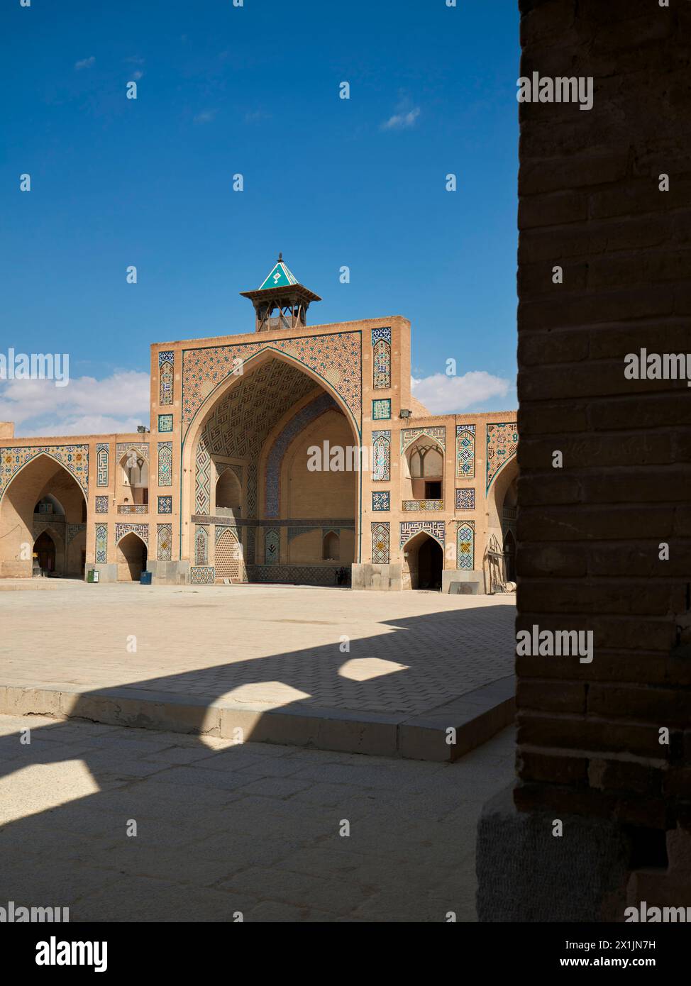 Vue sur la cour de la mosquée Hakim du 17ème siècle dans le centre historique d'Ispahan, Iran. Banque D'Images