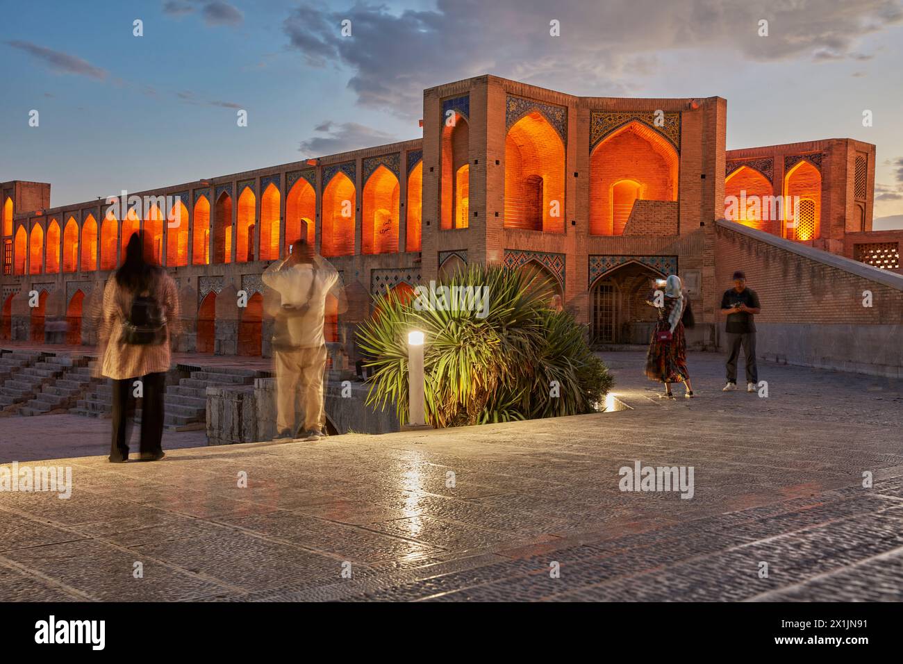 Vue sur le pont illuminé de Khaju du XVIIe siècle sur la rivière Zayanderud la nuit. Ispahan, Iran. Banque D'Images