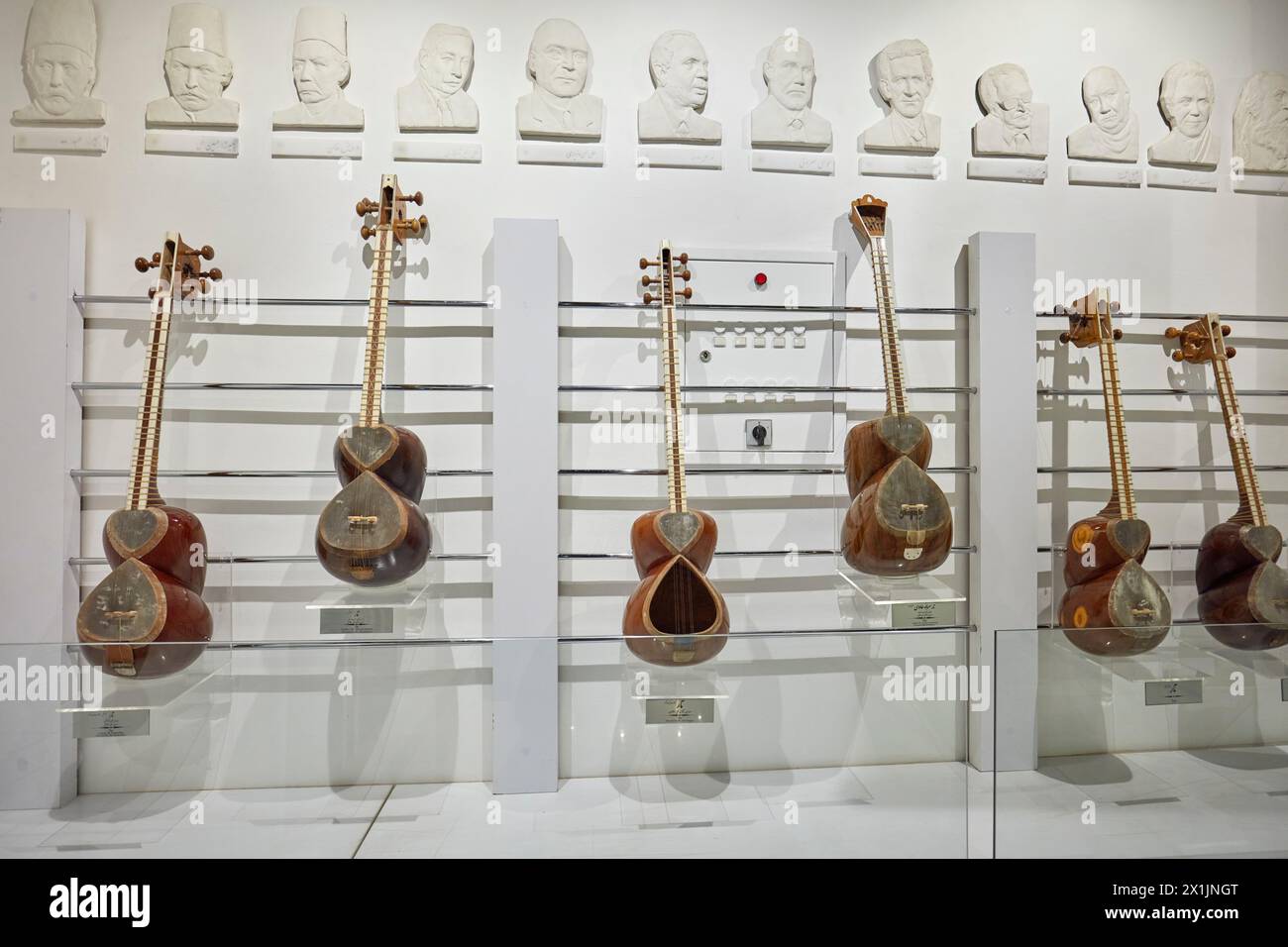 Une collection de goudrons persans, instruments de musique à cordes de la famille des luths à long cou et taille, exposés au Musée de la musique d'Ispahan. Ispahan, Iran. Banque D'Images