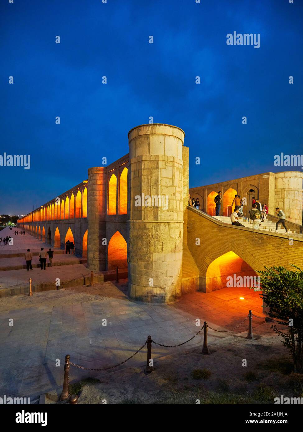 Vue du pont illuminé Allahverdi Khan, alias si-o-se-pol (17ème siècle), sur la rivière Zayanderud pendant la saison sèche avec lit de rivière sec. Ispahan, Iran. Banque D'Images