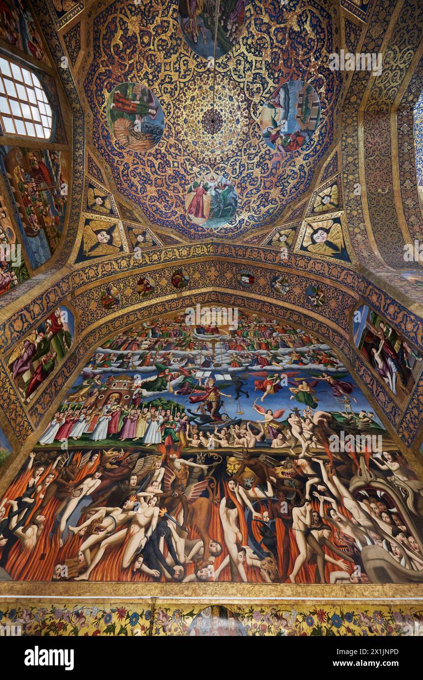 Vue d'en bas du plafond en forme de dôme et des fresques colorées à l'intérieur de la cathédrale Saint-Sauveur (cathédrale Vank) dans le quartier arménien d'Ispahan, Iran. Banque D'Images