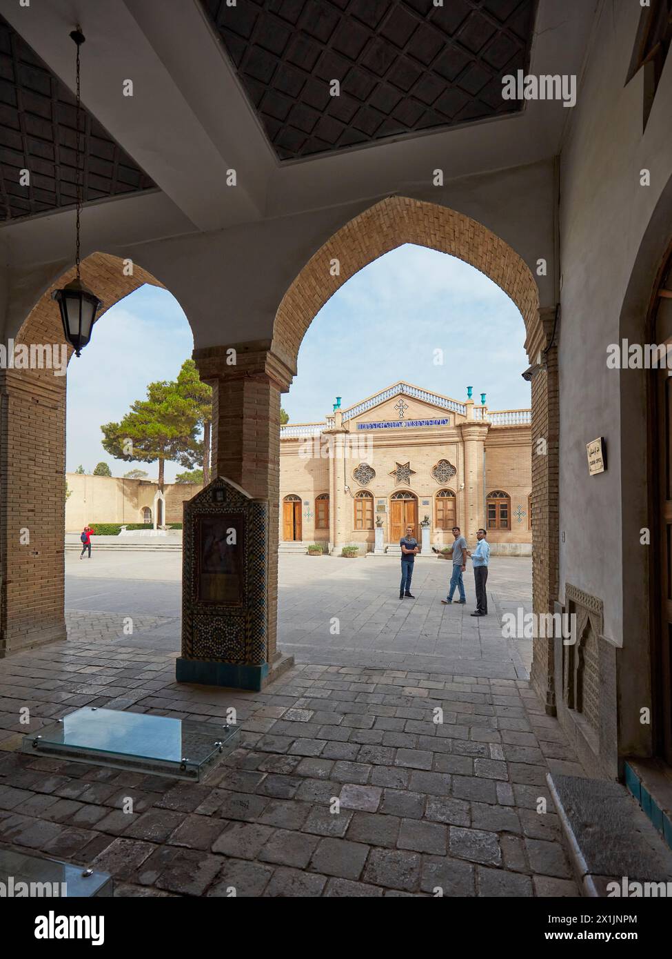 Vue sur la cour de la cathédrale Saint-Sauveur du XVIIe siècle (cathédrale Vank) dans la Nouvelle Julfa, quartier arménien d'Ispahan, Iran. Banque D'Images