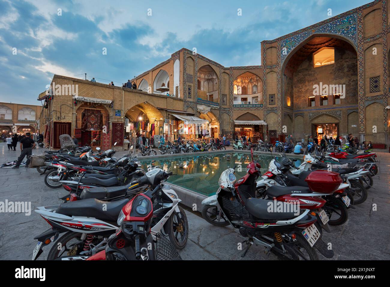 Motos garées à la porte Qeysarie, la porte principale du Grand Bazar d'Ispahan sur la place Naqsh-e Jahan. Ispahan, Iran. Banque D'Images