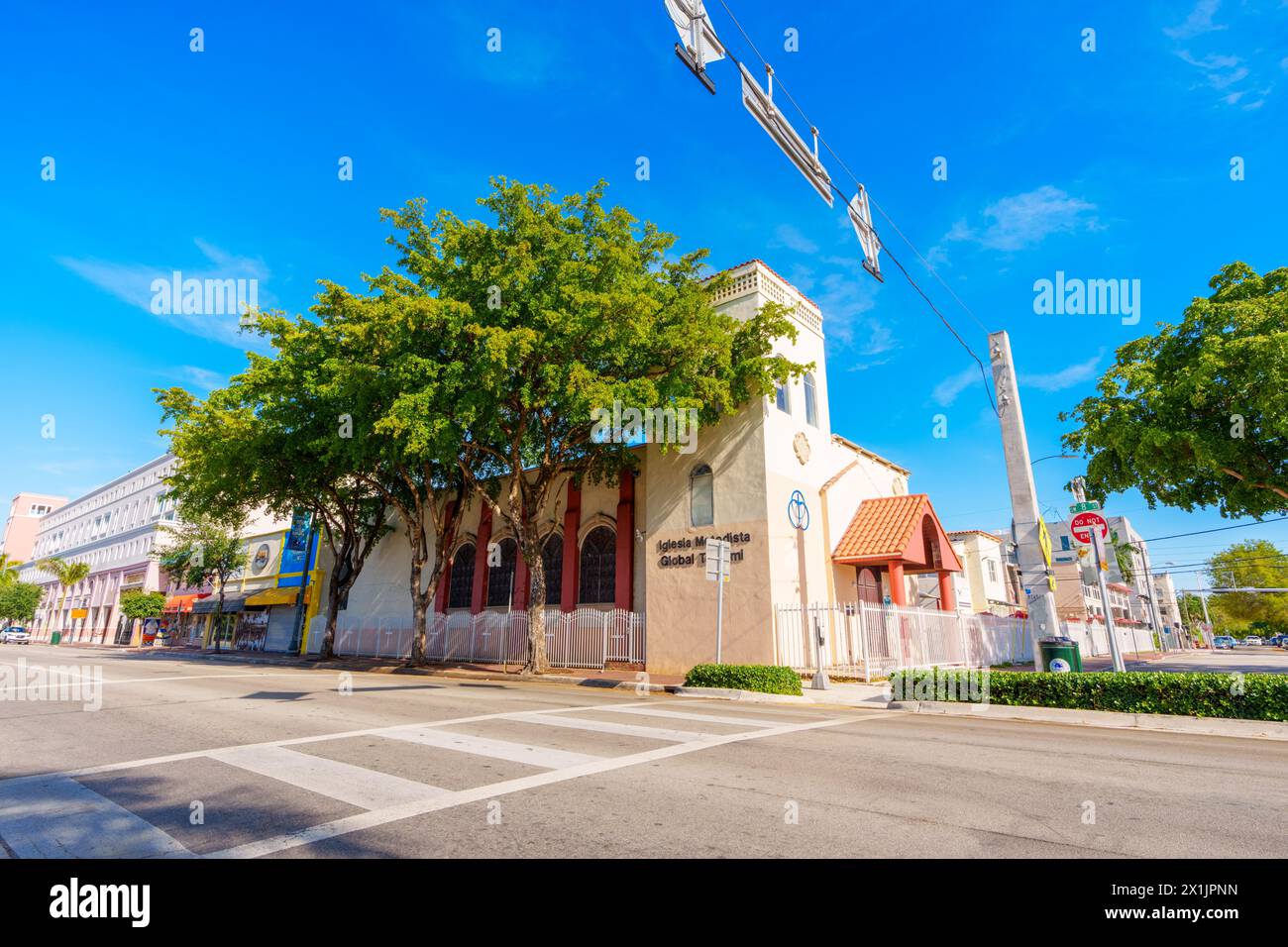 Miami, FL, États-Unis - 12 avril 2024 : photo stock Miami Calle Ocho Iglesia Metodista Tamiami Banque D'Images