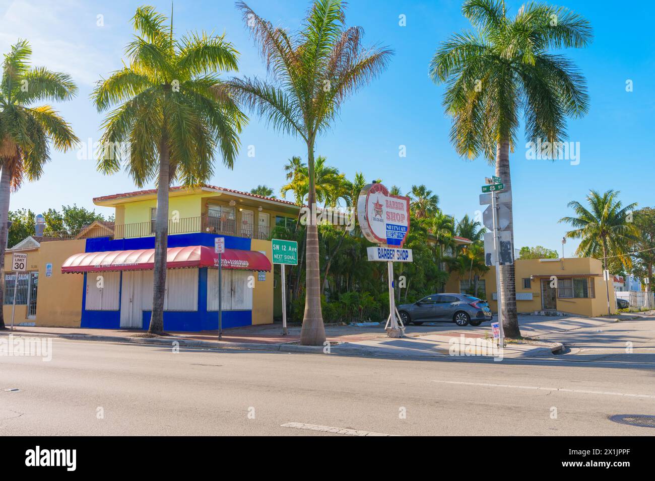 Miami, FL, États-Unis - 12 avril 2024 : commerces et commerces Miami Calle Ocho Banque D'Images