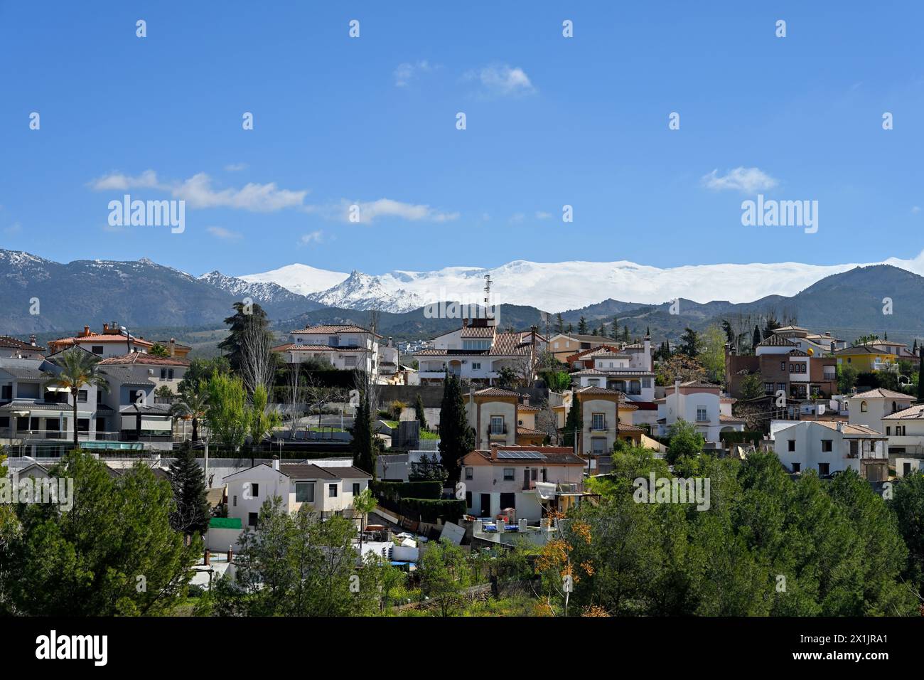 Petite banlieue, Gójar, de Grenade avec vue sur les maisons aux sommets enneigés des montagnes de la Sierra Nevada derrière, Grenade, Espagne Banque D'Images Petite banlieue, Gójar, de Grenade avec vue sur les maisons aux sommets enneigés des montagnes de la Sierra Nevada derrière, Grenade, Espagne Banque D'Images