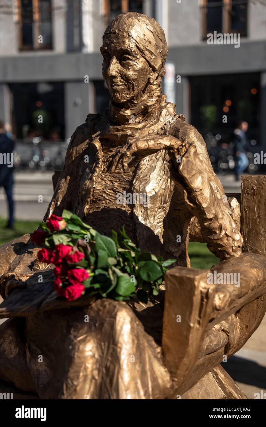 Copenhague, Danemark, le 17 avril 2024, Un monument de l'écrivaine danoise Karen Blixen est révélé sur la pelouse de Karen Blixen entre Toldbodgade et Ofelia Plads à Copenhague, Danemark, le mercredi 17 avril 2024. La statue a été réalisée par l'artisan Rikke Raben Banque D'Images