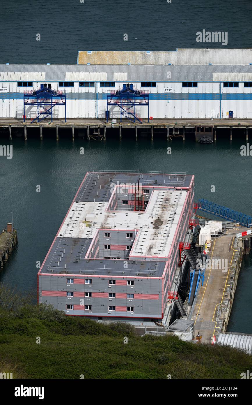 Bibby Stockholm barge, péniche d'immigration dans le port de Portland dans le Dorset, Royaume-Uni. Crédit : Dorset Media Service/Alamy Live News Banque D'Images