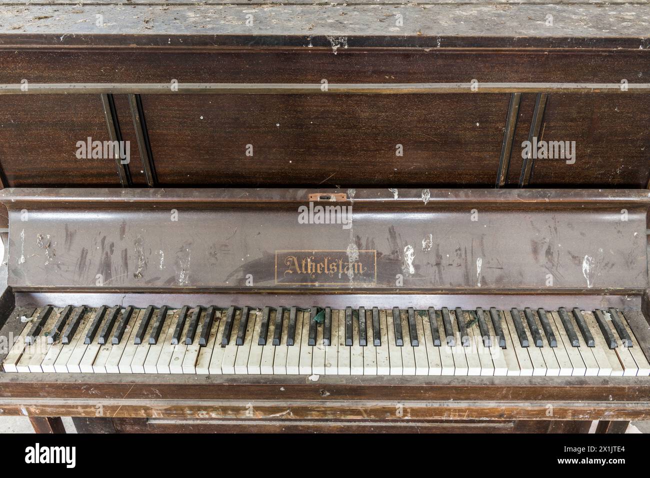 Un vieux piano droit abandonné Athelstan trouvé dans un bâtiment abandonné, Londres, Royaume-Uni Banque D'Images