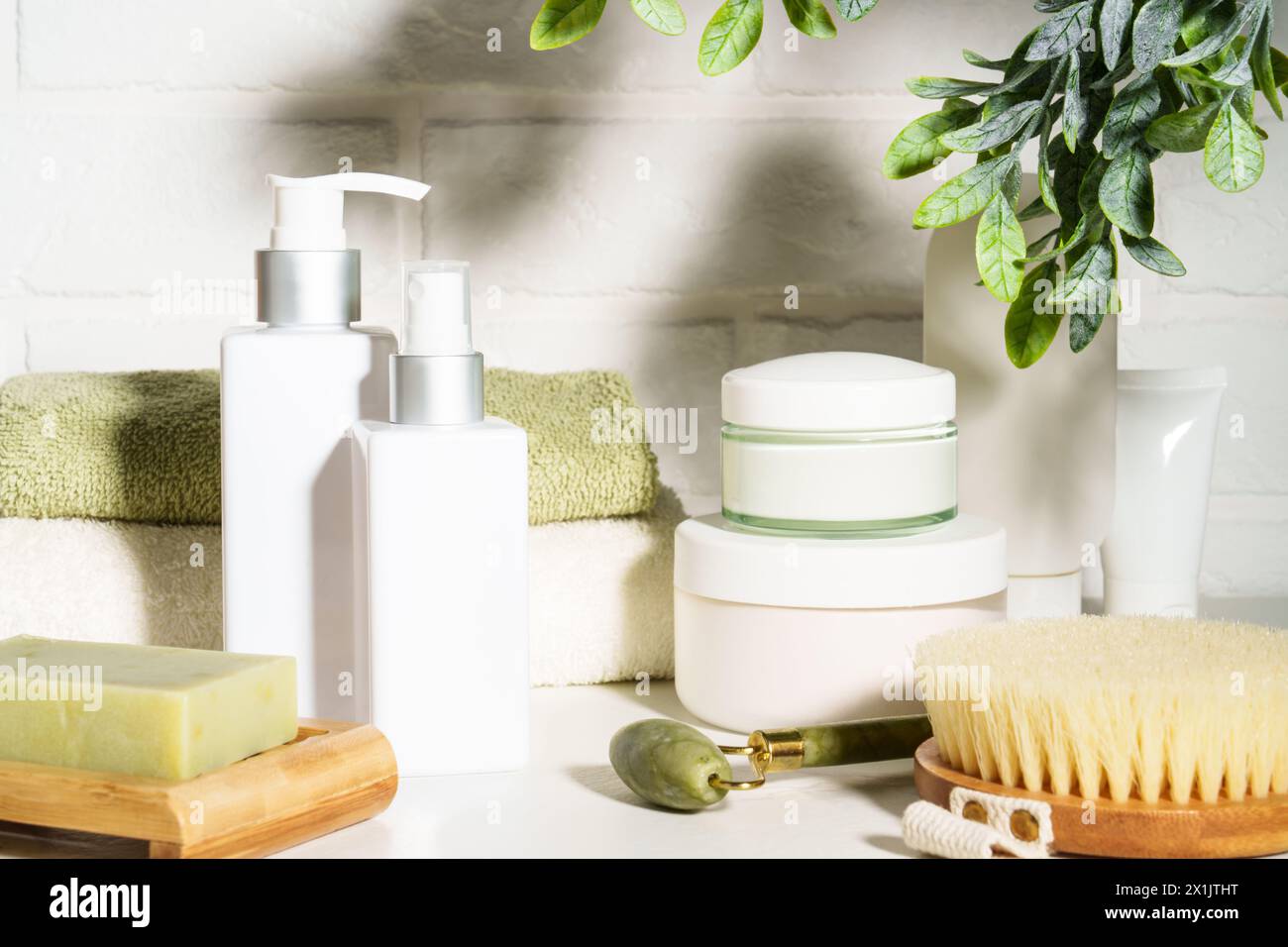 Produits cosmétiques naturels, produit de beauté dans la salle de bain sur fond blanc. Banque D'Images