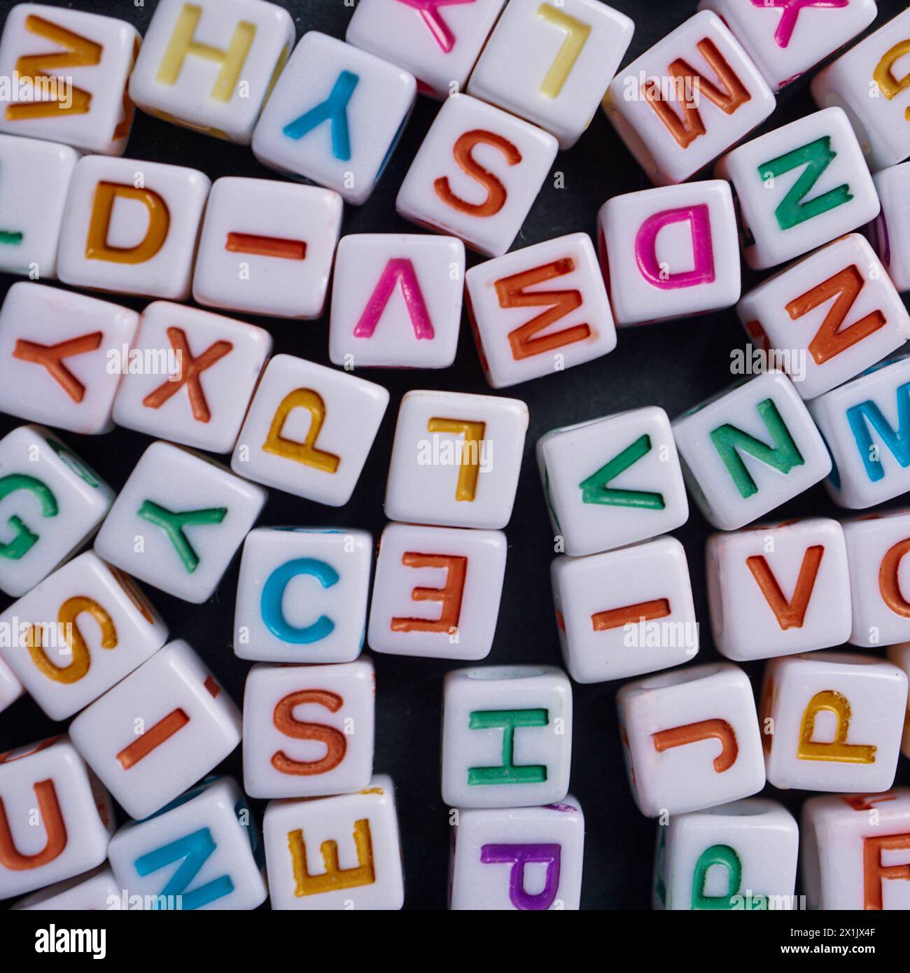 cubes de lettres colorés, jouet et éducation Banque D'Images