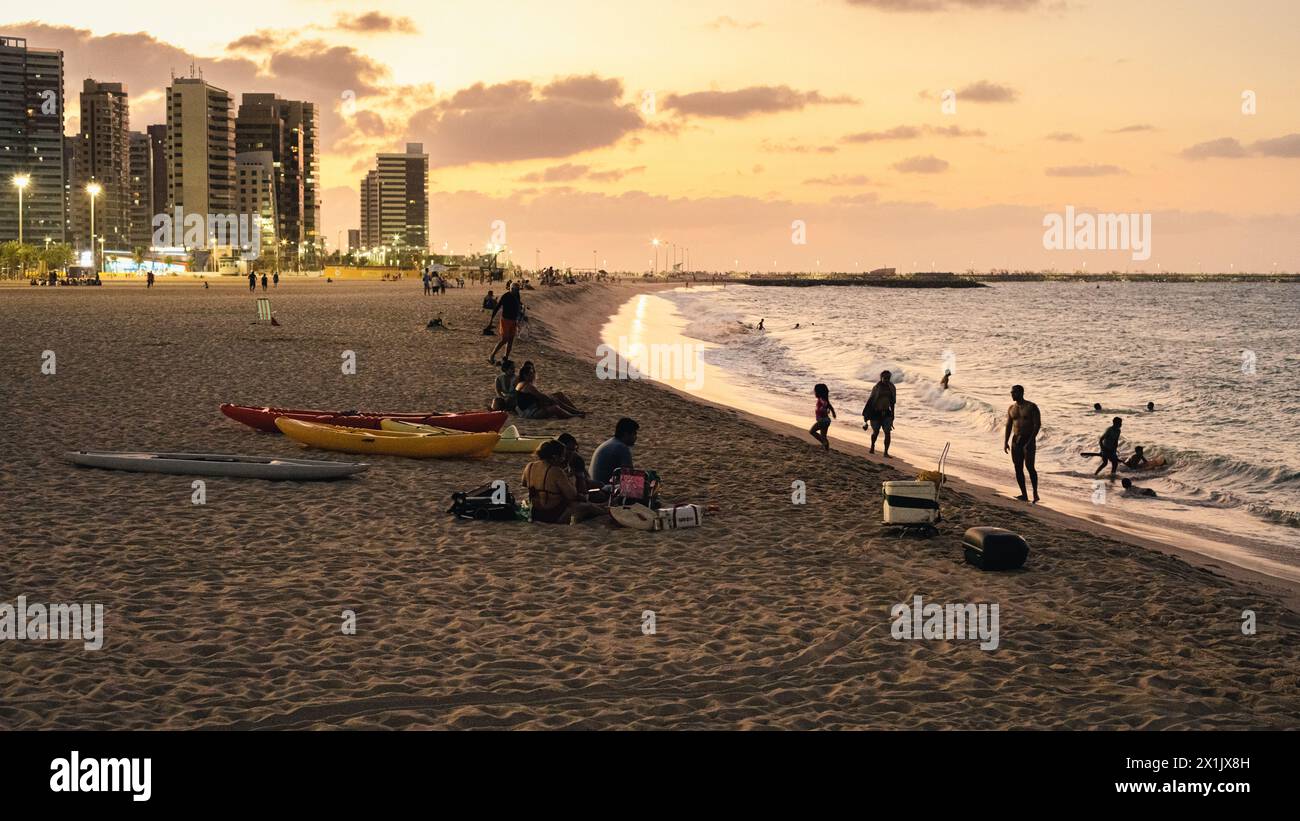 Coucher de soleil avec silhouette de gens sur la plage de la ville de Fortaleza Brésil Banque D'Images