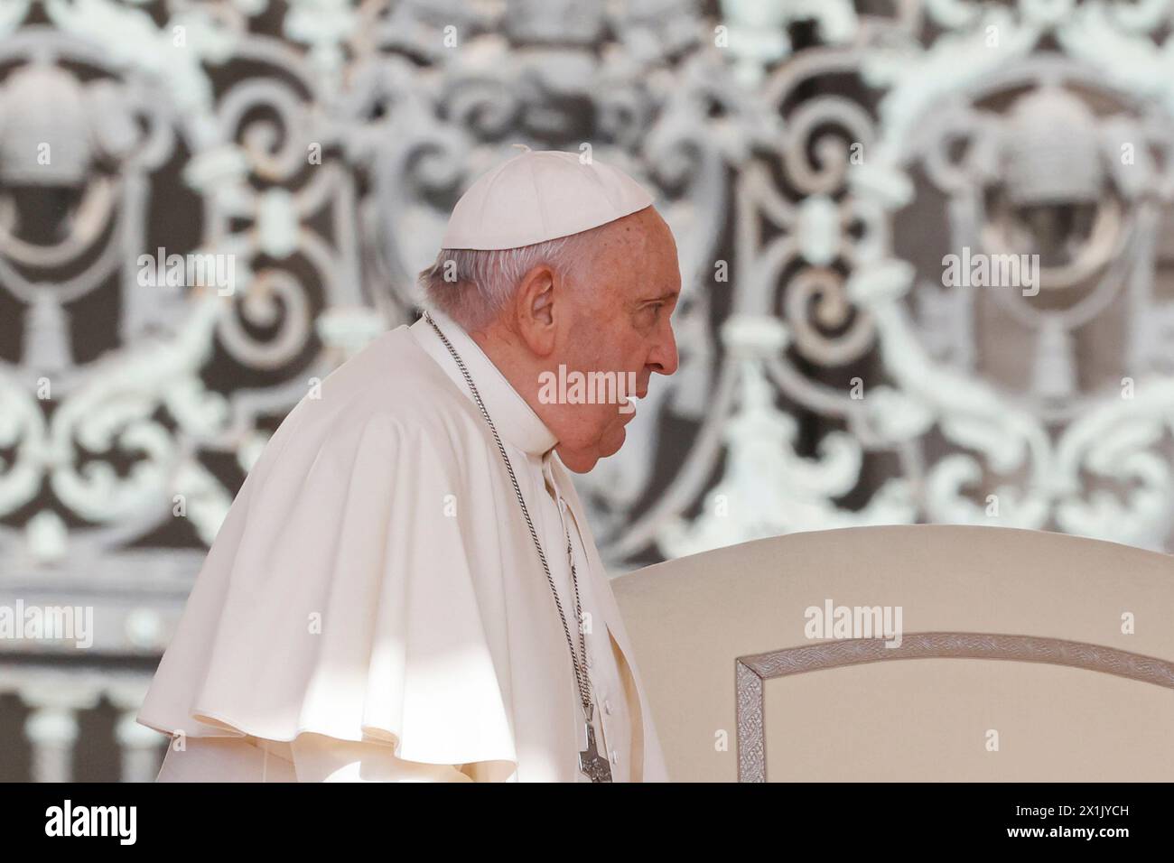 Cité du Vatican, Vatican. 17 avril 2024. Le pape François arrive pour son audience générale hebdomadaire en préparant PeterÕs Square Credit : Riccardo de Luca - Actualiser les images/Alamy Live News Banque D'Images