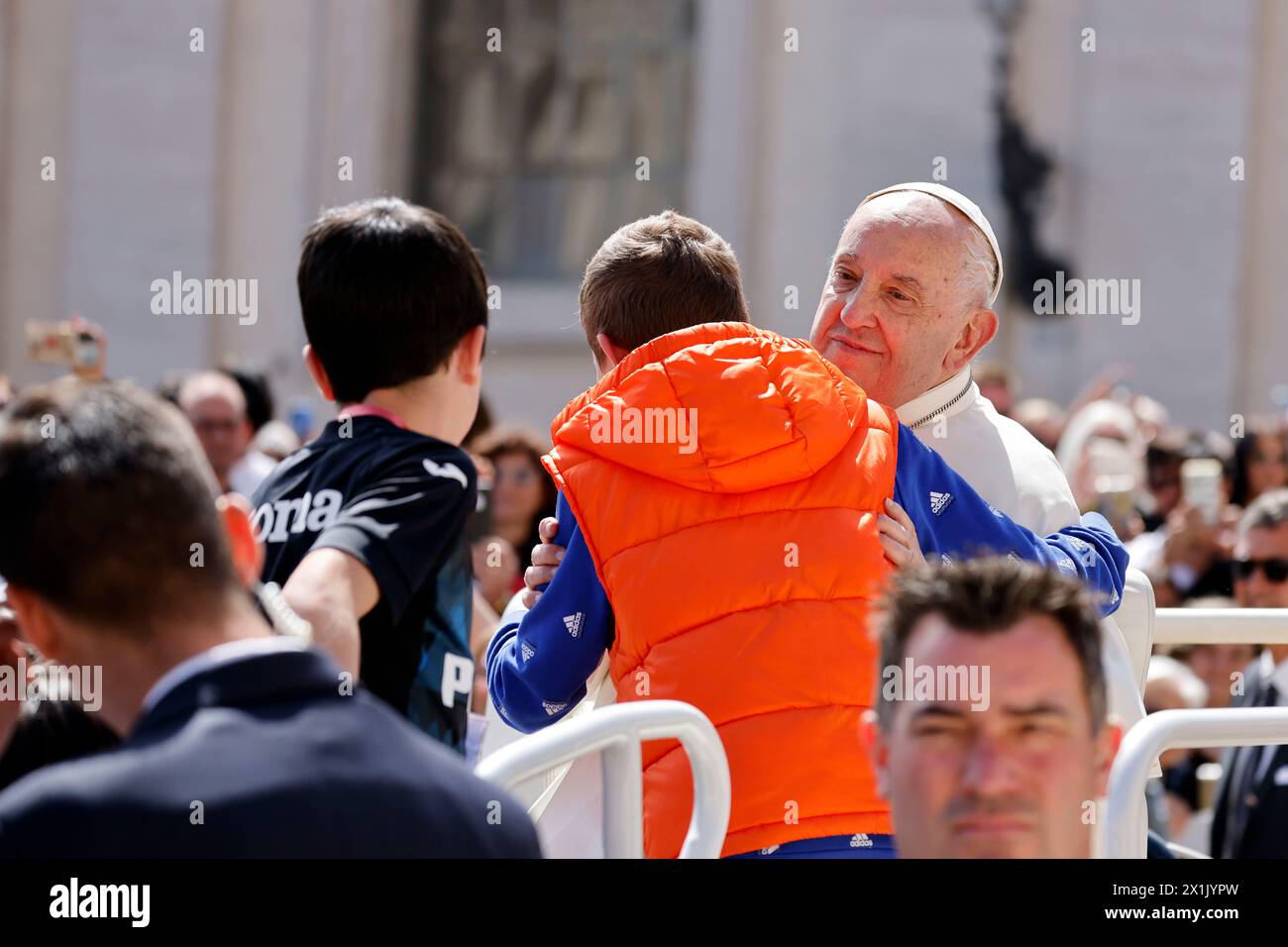 Cité du Vatican, Vatican. 17 avril 2024. Le pape François salue un groupe d’enfants alors qu’il part à la fin de son audience générale hebdomadaire en réunions Place PeterÕs. Crédit : Riccardo de Luca - Actualiser les images/Alamy Live News Banque D'Images