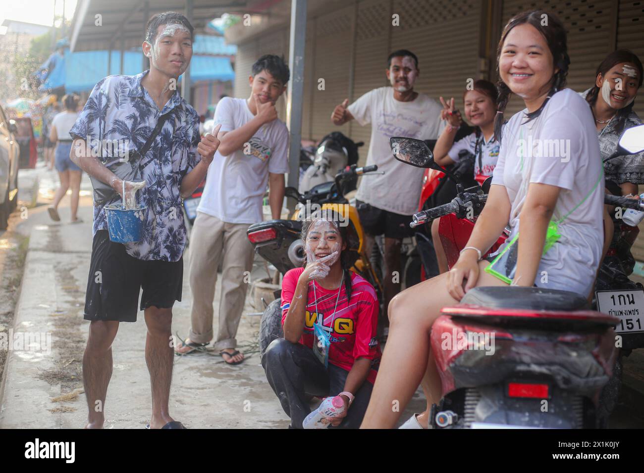 Mae Sot, Thaïlande. 16 avril 2024. Un groupe de personnes pose pour une photographie pendant le festival Songkran à Mae sot. Des milliers de fêtards arpentaient la rue de Mae Sotto pour célébrer le Songkran ou le nouvel an thaïlandais. Le festival 'Songkran', également connu sous le nom de festival de l'eau, qui tombe chaque année le 13 avril. Le mois le plus chaud de l'année en Thaïlande. La reconnaissance officielle par l'UNESCO du Songkran, le festival traditionnel du nouvel an thaïlandais, en tant que patrimoine culturel immatériel de l'humanité. Crédit : SOPA images Limited/Alamy Live News Banque D'Images