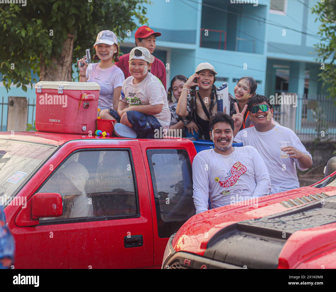 Mae Sot, Thaïlande. 16 avril 2024. Un groupe de personnes pose pour une photo sur un camion pendant le festival Songkran à Mae sot. Des milliers de fêtards arpentaient la rue de Mae Sotto pour célébrer le Songkran ou le nouvel an thaïlandais. Le festival 'Songkran', également connu sous le nom de festival de l'eau, qui tombe chaque année le 13 avril. Le mois le plus chaud de l'année en Thaïlande. La reconnaissance officielle par l'UNESCO du Songkran, le festival traditionnel du nouvel an thaïlandais, en tant que patrimoine culturel immatériel de l'humanité. Crédit : SOPA images Limited/Alamy Live News Banque D'Images