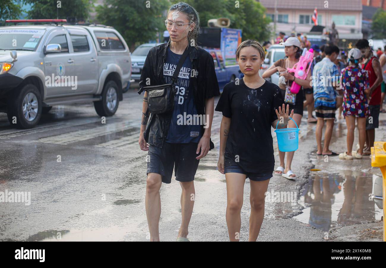 Mae Sot, Thaïlande. 16 avril 2024. Un couple se promène le long de la rue pendant le festival Songkran à Mae Sot. Des milliers de fêtards arpentaient la rue de Mae Sotto pour célébrer le Songkran ou le nouvel an thaïlandais. Le festival 'Songkran', également connu sous le nom de festival de l'eau, qui tombe chaque année le 13 avril. Le mois le plus chaud de l'année en Thaïlande. La reconnaissance officielle par l'UNESCO du Songkran, le festival traditionnel du nouvel an thaïlandais, en tant que patrimoine culturel immatériel de l'humanité. Crédit : SOPA images Limited/Alamy Live News Banque D'Images