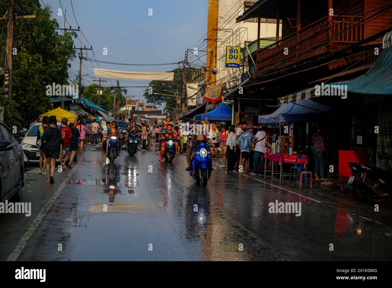 Mae Sot, Thaïlande. 16 avril 2024. Des motos sont vues le long de la rue pendant le festival Songkran à Mae Sot. Des milliers de fêtards arpentaient la rue de Mae Sotto pour célébrer le Songkran ou le nouvel an thaïlandais. Le festival 'Songkran', également connu sous le nom de festival de l'eau, qui tombe chaque année le 13 avril. Le mois le plus chaud de l'année en Thaïlande. La reconnaissance officielle par l'UNESCO du Songkran, le festival traditionnel du nouvel an thaïlandais, en tant que patrimoine culturel immatériel de l'humanité. Crédit : SOPA images Limited/Alamy Live News Banque D'Images