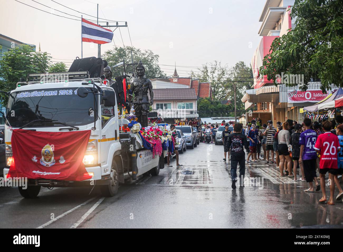 Mae Sot, Thaïlande. 16 avril 2024. Un véhicule est vu portant un moine et un novice pendant le festival Songkran à Mae sot. Des milliers de fêtards arpentaient la rue de Mae Sotto pour célébrer le Songkran ou le nouvel an thaïlandais. Le festival 'Songkran', également connu sous le nom de festival de l'eau, qui tombe chaque année le 13 avril. Le mois le plus chaud de l'année en Thaïlande. La reconnaissance officielle par l'UNESCO du Songkran, le festival traditionnel du nouvel an thaïlandais, en tant que patrimoine culturel immatériel de l'humanité. Crédit : SOPA images Limited/Alamy Live News Banque D'Images