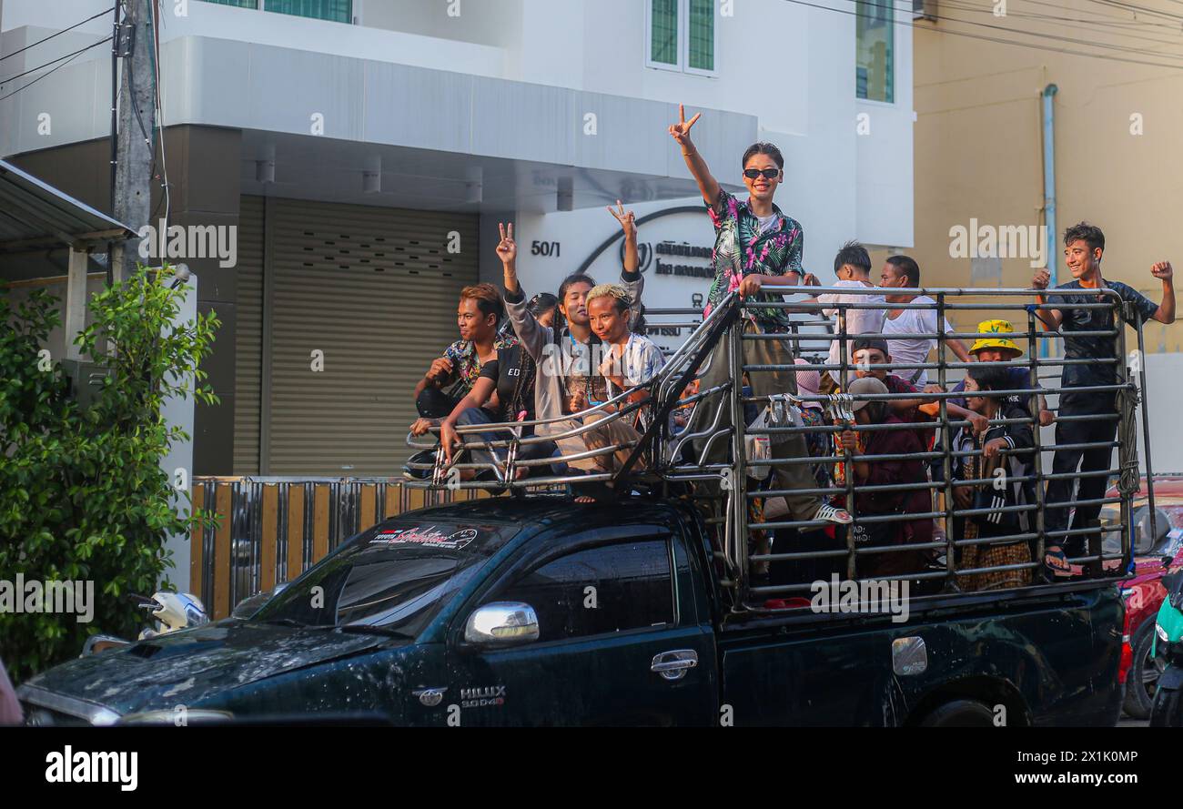 Mae Sot, Thaïlande. 16 avril 2024. Un groupe de personnes pose pour une photo sur un camion pendant le festival Songkran à Mae sot. Des milliers de fêtards arpentaient la rue de Mae Sotto pour célébrer le Songkran ou le nouvel an thaïlandais. Le festival 'Songkran', également connu sous le nom de festival de l'eau, qui tombe chaque année le 13 avril. Le mois le plus chaud de l'année en Thaïlande. La reconnaissance officielle par l'UNESCO du Songkran, le festival traditionnel du nouvel an thaïlandais, en tant que patrimoine culturel immatériel de l'humanité. Crédit : SOPA images Limited/Alamy Live News Banque D'Images