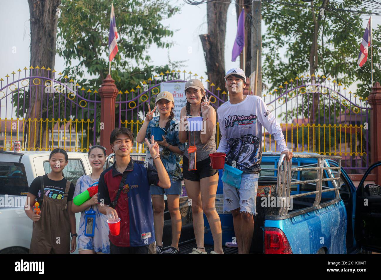 Mae Sot, Thaïlande. 16 avril 2024. Un groupe de personnes pose pour une photo sur un camion pendant le festival Songkran à Mae sot. Des milliers de fêtards arpentaient la rue de Mae Sotto pour célébrer le Songkran ou le nouvel an thaïlandais. Le festival 'Songkran', également connu sous le nom de festival de l'eau, qui tombe chaque année le 13 avril. Le mois le plus chaud de l'année en Thaïlande. La reconnaissance officielle par l'UNESCO du Songkran, le festival traditionnel du nouvel an thaïlandais, en tant que patrimoine culturel immatériel de l'humanité. Crédit : SOPA images Limited/Alamy Live News Banque D'Images