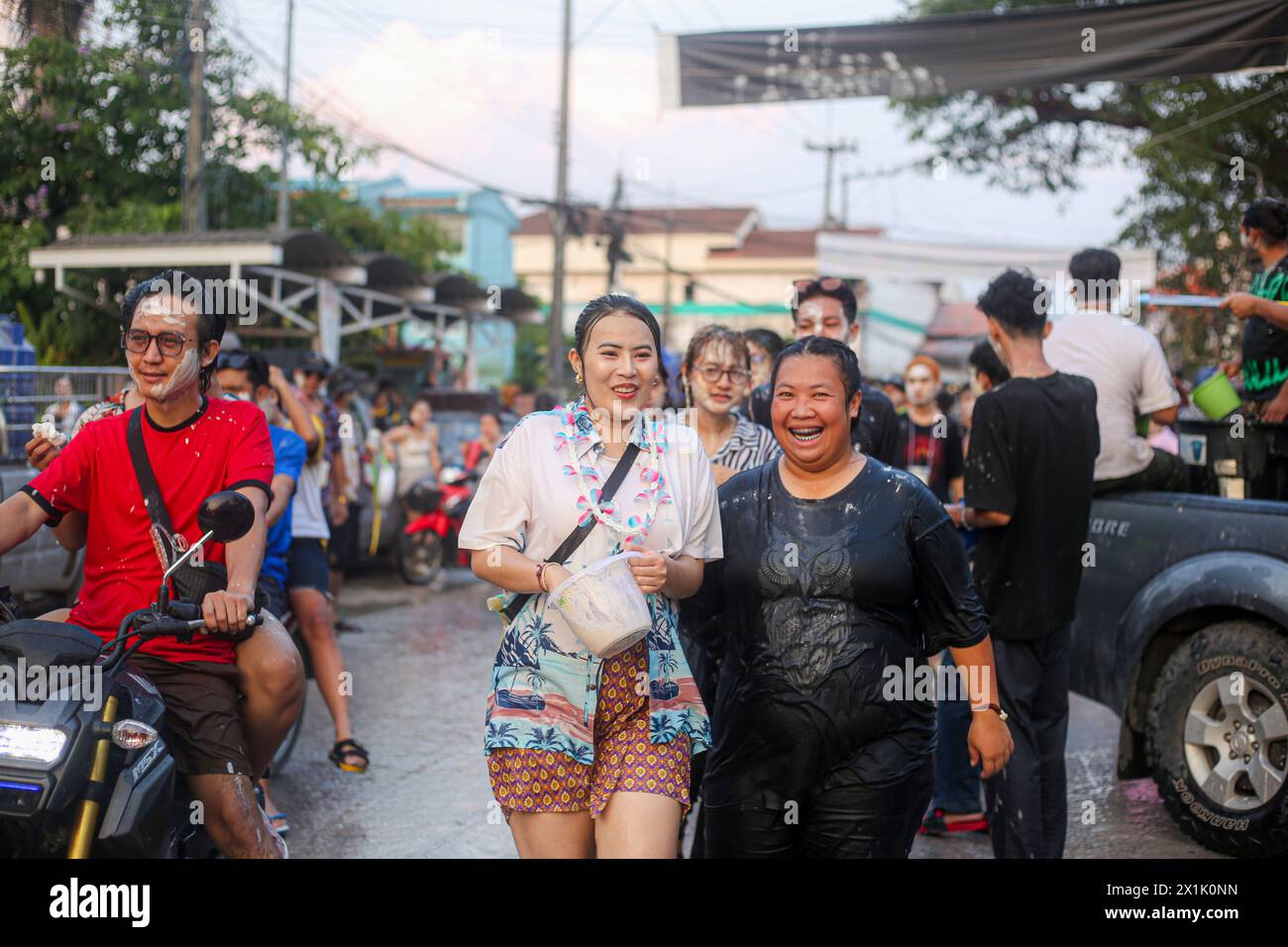Mae Sot, Thaïlande. 16 avril 2024. Les filles posent pour s photo pendant le festival songkran à Mae Sot. Des milliers de fêtards arpentaient la rue de Mae Sotto pour célébrer le Songkran ou le nouvel an thaïlandais. Le festival 'Songkran', également connu sous le nom de festival de l'eau, qui tombe chaque année le 13 avril. Le mois le plus chaud de l'année en Thaïlande. La reconnaissance officielle par l'UNESCO du Songkran, le festival traditionnel du nouvel an thaïlandais, en tant que patrimoine culturel immatériel de l'humanité. Crédit : SOPA images Limited/Alamy Live News Banque D'Images