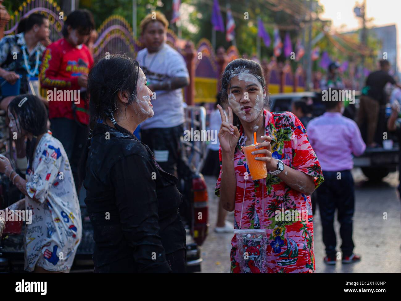 Mae Sot, Thaïlande. 16 avril 2024. Une jeune fille pose pour une photographie pendant le festival Songkran à Mae Sot. Des milliers de fêtards arpentaient la rue de Mae Sotto pour célébrer le Songkran ou le nouvel an thaïlandais. Le festival 'Songkran', également connu sous le nom de festival de l'eau, qui tombe chaque année le 13 avril. Le mois le plus chaud de l'année en Thaïlande. La reconnaissance officielle par l'UNESCO du Songkran, le festival traditionnel du nouvel an thaïlandais, en tant que patrimoine culturel immatériel de l'humanité. Crédit : SOPA images Limited/Alamy Live News Banque D'Images