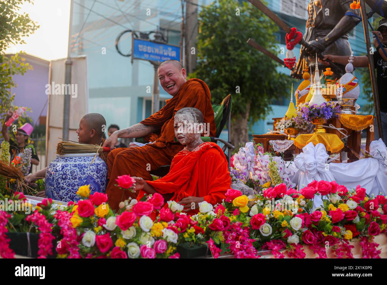 Mae Sot, Thaïlande. 16 avril 2024. Un moine et un novice sont vus sur un véhicule qui jette de l'eau sur les gens pour leur donner une bénédiction à Mae Sot. Des milliers de fêtards arpentaient la rue de Mae Sotto pour célébrer le Songkran ou le nouvel an thaïlandais. Le festival 'Songkran', également connu sous le nom de festival de l'eau, qui tombe chaque année le 13 avril. Le mois le plus chaud de l'année en Thaïlande. La reconnaissance officielle par l'UNESCO du Songkran, le festival traditionnel du nouvel an thaïlandais, en tant que patrimoine culturel immatériel de l'humanité. Crédit : SOPA images Limited/Alamy Live News Banque D'Images