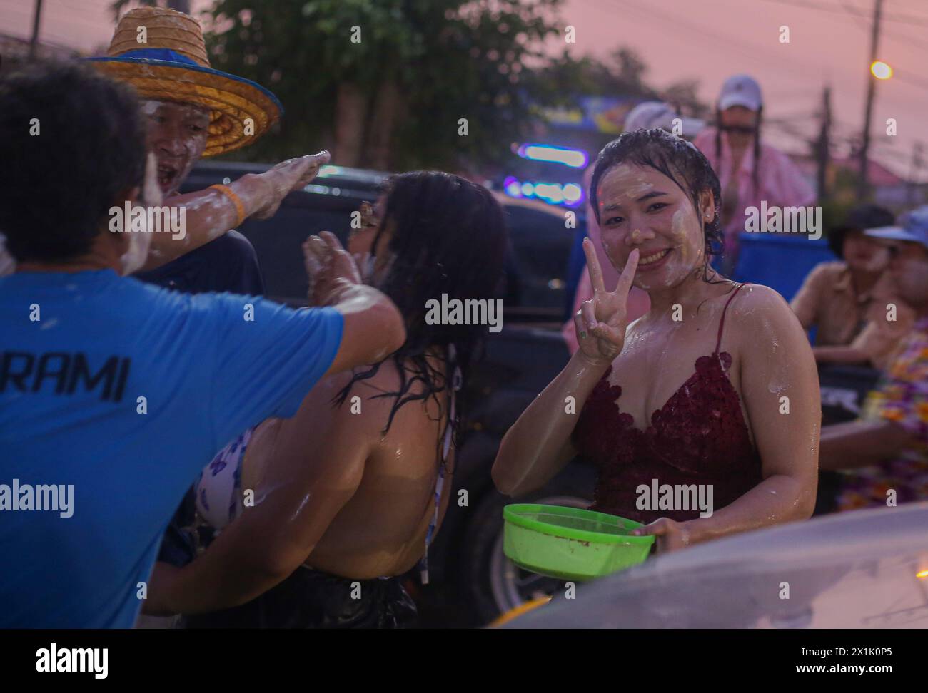 Mae Sot, Thaïlande. 16 avril 2024. Une jeune fille pose pour une photographie pendant le festival Songkran à Mae Sot. Des milliers de fêtards arpentaient la rue de Mae Sotto pour célébrer le Songkran ou le nouvel an thaïlandais. Le festival 'Songkran', également connu sous le nom de festival de l'eau, qui tombe chaque année le 13 avril. Le mois le plus chaud de l'année en Thaïlande. La reconnaissance officielle par l'UNESCO du Songkran, le festival traditionnel du nouvel an thaïlandais, en tant que patrimoine culturel immatériel de l'humanité. Crédit : SOPA images Limited/Alamy Live News Banque D'Images