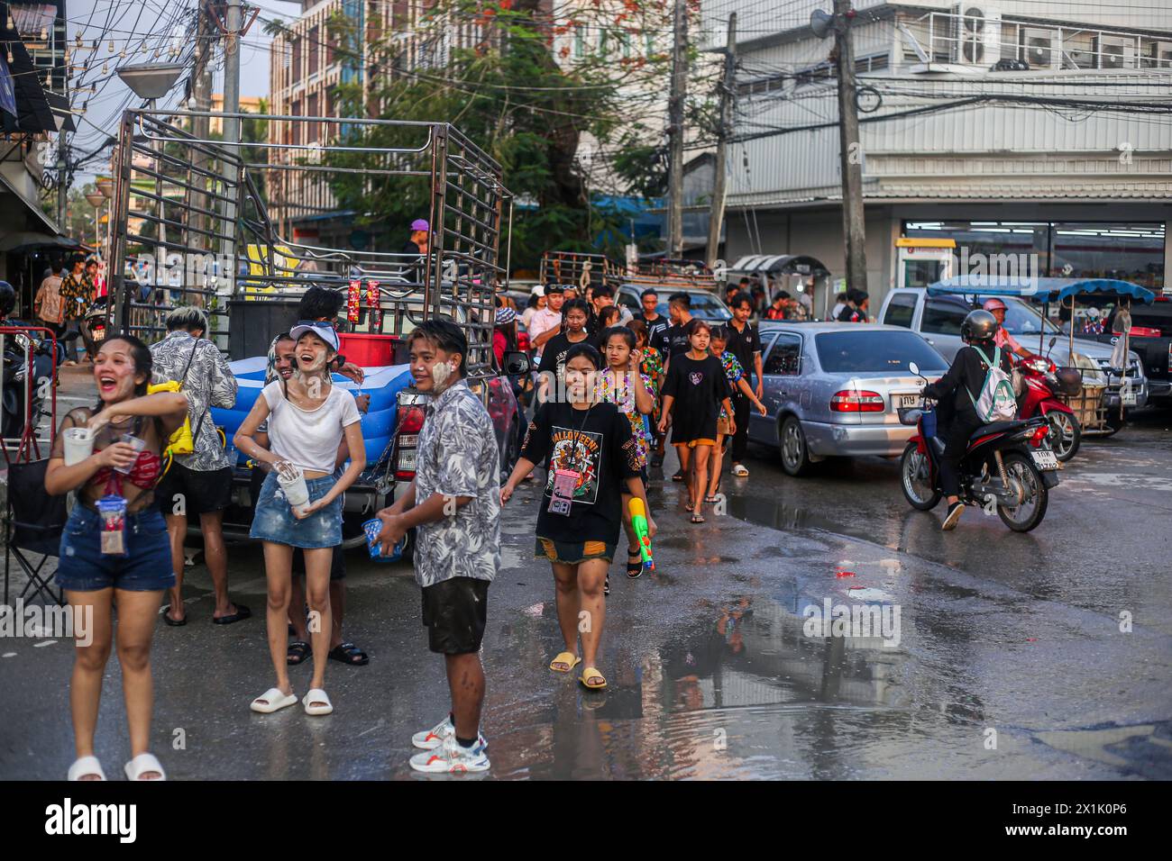 Mae Sot, Thaïlande. 16 avril 2024. Les filles jouent avec de l'eau pendant le festival Songkran à Mae Sot. Des milliers de fêtards arpentaient la rue de Mae Sotto pour célébrer le Songkran ou le nouvel an thaïlandais. Le festival 'Songkran', également connu sous le nom de festival de l'eau, qui tombe chaque année le 13 avril. Le mois le plus chaud de l'année en Thaïlande. La reconnaissance officielle par l'UNESCO du Songkran, le festival traditionnel du nouvel an thaïlandais, en tant que patrimoine culturel immatériel de l'humanité. Crédit : SOPA images Limited/Alamy Live News Banque D'Images