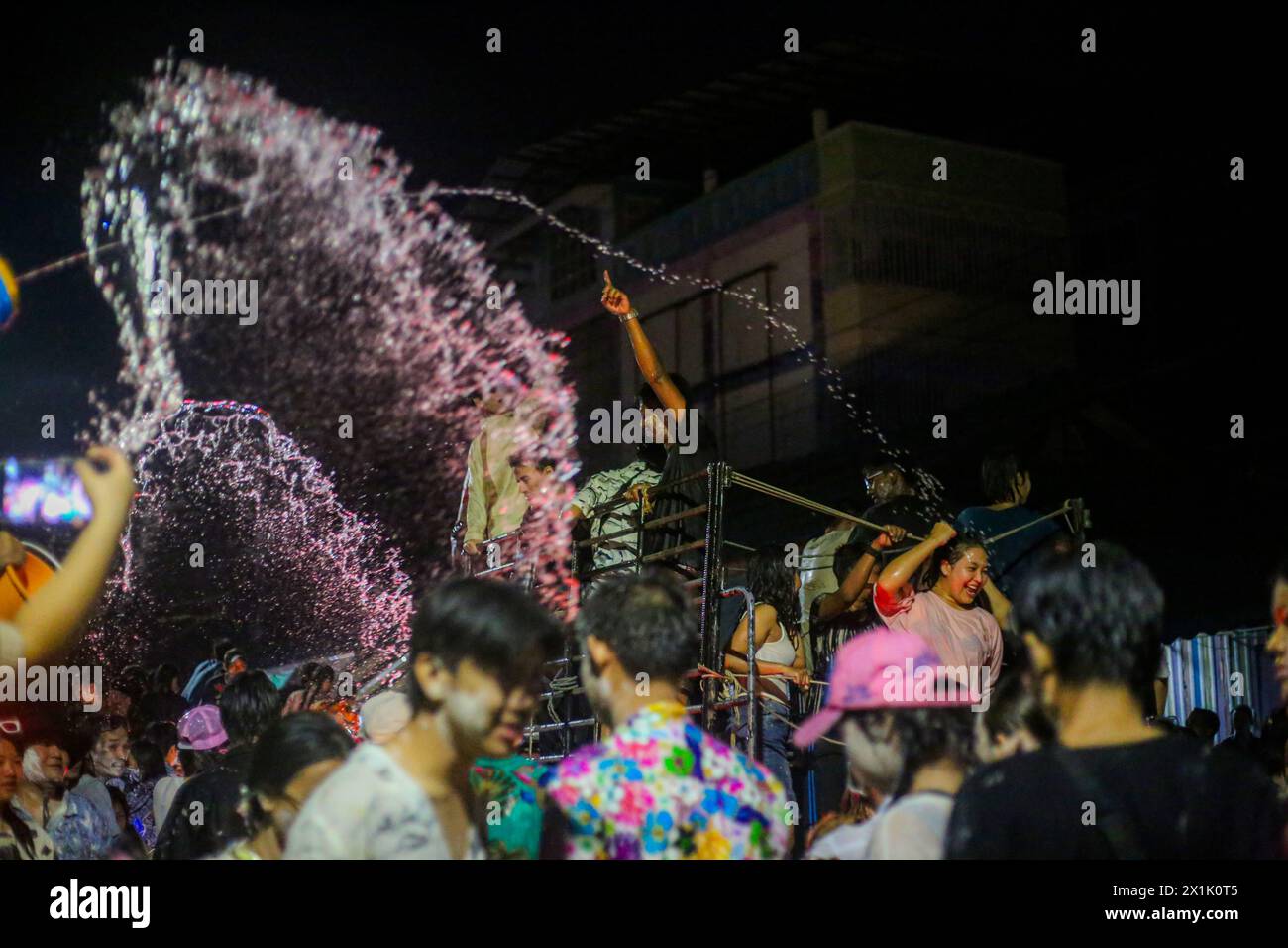 Mae Sot, Thaïlande. 16 avril 2024. Les gens sont vus éclabousser de l'eau les uns sur les autres pendant le festival Songkran à Mae Sot. Des milliers de fêtards arpentaient la rue de Mae Sotto pour célébrer le Songkran ou le nouvel an thaïlandais. Le festival 'Songkran', également connu sous le nom de festival de l'eau, qui tombe chaque année le 13 avril. Le mois le plus chaud de l'année en Thaïlande. La reconnaissance officielle par l'UNESCO du Songkran, le festival traditionnel du nouvel an thaïlandais, en tant que patrimoine culturel immatériel de l'humanité. Crédit : SOPA images Limited/Alamy Live News Banque D'Images