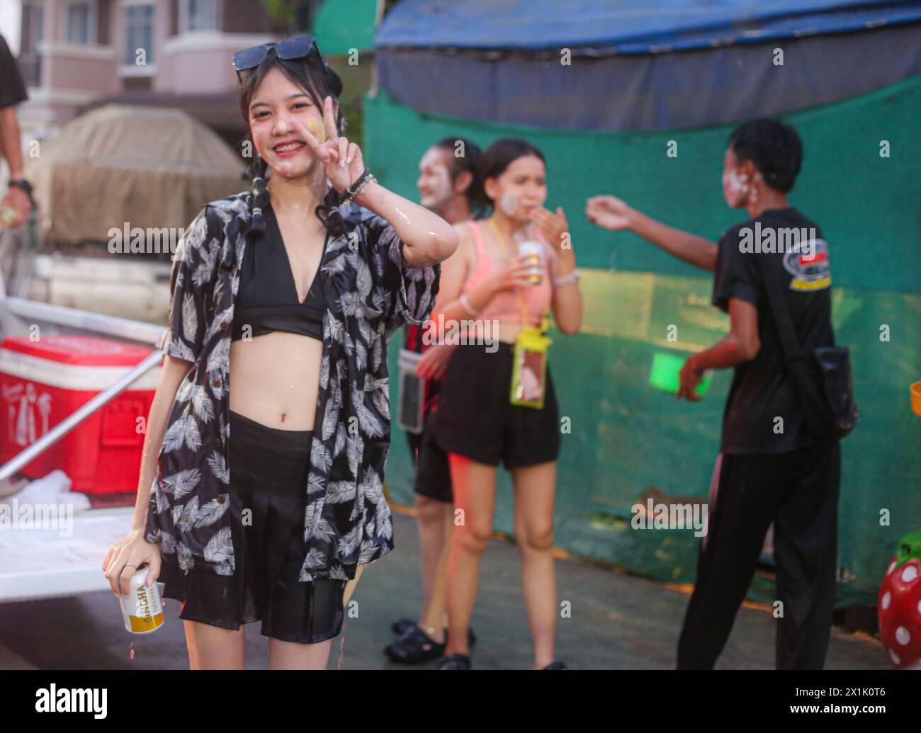 Mae Sot, Thaïlande. 16 avril 2024. Une jeune fille pose pour une photographie pendant le festival Songkran à Mae Sot. Des milliers de fêtards arpentaient la rue de Mae Sotto pour célébrer le Songkran ou le nouvel an thaïlandais. Le festival 'Songkran', également connu sous le nom de festival de l'eau, qui tombe chaque année le 13 avril. Le mois le plus chaud de l'année en Thaïlande. La reconnaissance officielle par l'UNESCO du Songkran, le festival traditionnel du nouvel an thaïlandais, en tant que patrimoine culturel immatériel de l'humanité. Crédit : SOPA images Limited/Alamy Live News Banque D'Images