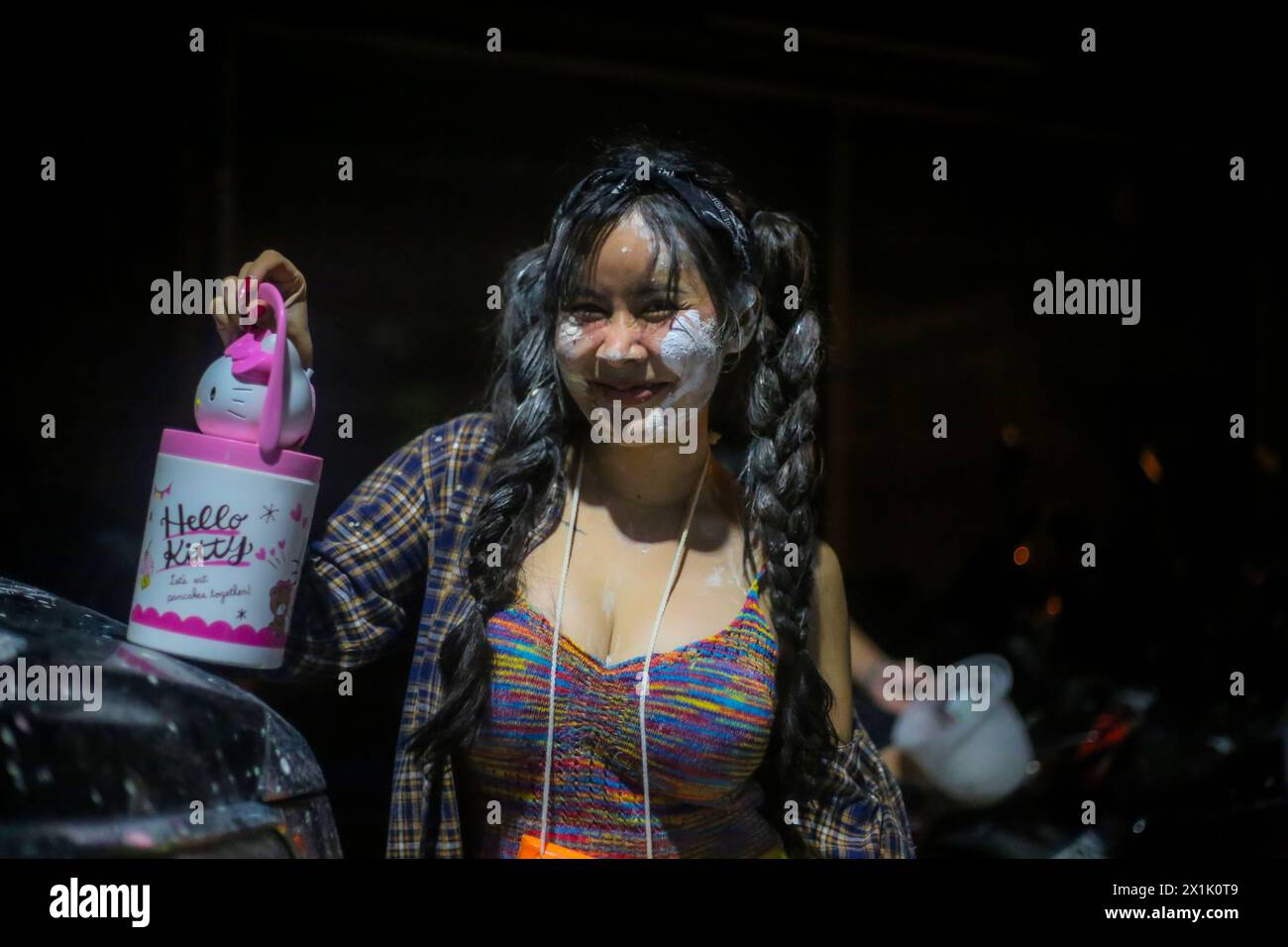 Mae Sot, Thaïlande. 16 avril 2024. Une jeune fille pose pour une photographie pendant le festival Songkran à Mae Sot. Des milliers de fêtards arpentaient la rue de Mae Sotto pour célébrer le Songkran ou le nouvel an thaïlandais. Le festival 'Songkran', également connu sous le nom de festival de l'eau, qui tombe chaque année le 13 avril. Le mois le plus chaud de l'année en Thaïlande. La reconnaissance officielle par l'UNESCO du Songkran, le festival traditionnel du nouvel an thaïlandais, en tant que patrimoine culturel immatériel de l'humanité. Crédit : SOPA images Limited/Alamy Live News Banque D'Images