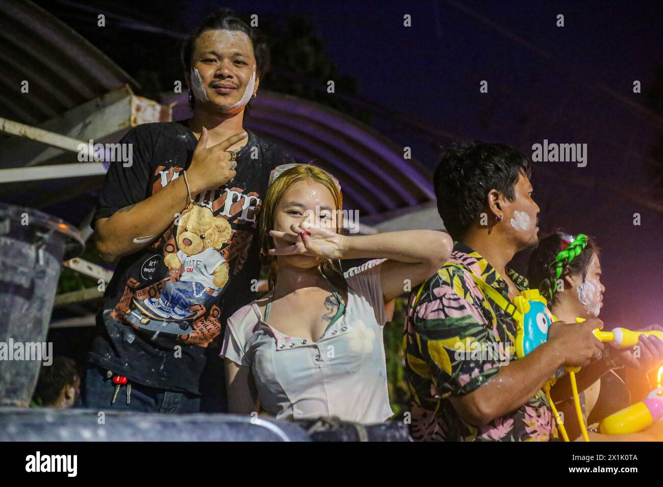 Mae Sot, Thaïlande. 16 avril 2024. Un couple pose pour une photographie pendant le festival Songkran à Mae sot. Des milliers de fêtards arpentaient la rue de Mae Sotto pour célébrer le Songkran ou le nouvel an thaïlandais. Le festival 'Songkran', également connu sous le nom de festival de l'eau, qui tombe chaque année le 13 avril. Le mois le plus chaud de l'année en Thaïlande. La reconnaissance officielle par l'UNESCO du Songkran, le festival traditionnel du nouvel an thaïlandais, en tant que patrimoine culturel immatériel de l'humanité. Crédit : SOPA images Limited/Alamy Live News Banque D'Images