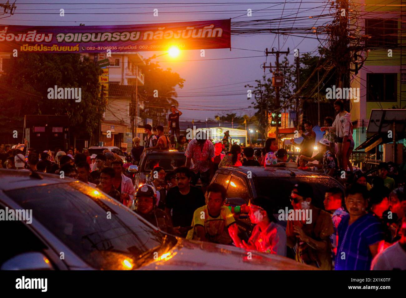Mae Sot, Thaïlande. 16 avril 2024. Une foule de personnes vues pendant le festival Songkran à Mae Sot. Des milliers de fêtards arpentaient la rue de Mae Sotto pour célébrer le Songkran ou le nouvel an thaïlandais. Le festival 'Songkran', également connu sous le nom de festival de l'eau, qui tombe chaque année le 13 avril. Le mois le plus chaud de l'année en Thaïlande. La reconnaissance officielle par l'UNESCO du Songkran, le festival traditionnel du nouvel an thaïlandais, en tant que patrimoine culturel immatériel de l'humanité. Crédit : SOPA images Limited/Alamy Live News Banque D'Images