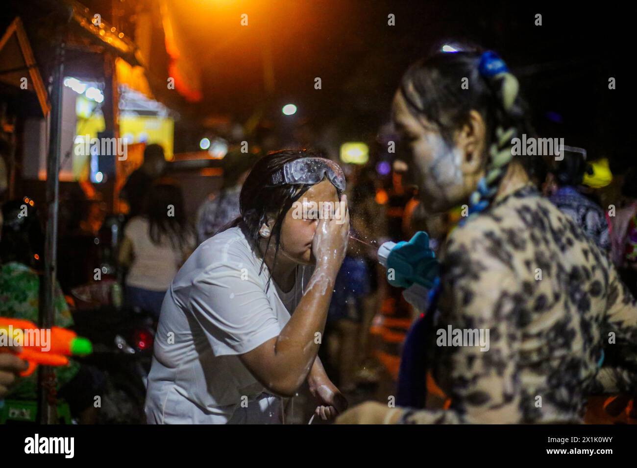 Mae Sot, Thaïlande. 16 avril 2024. Une fille se lave le visage pendant le festival Songkran à Mae Sot. Des milliers de fêtards arpentaient la rue de Mae Sotto pour célébrer le Songkran ou le nouvel an thaïlandais. Le festival 'Songkran', également connu sous le nom de festival de l'eau, qui tombe chaque année le 13 avril. Le mois le plus chaud de l'année en Thaïlande. La reconnaissance officielle par l'UNESCO du Songkran, le festival traditionnel du nouvel an thaïlandais, en tant que patrimoine culturel immatériel de l'humanité. Crédit : SOPA images Limited/Alamy Live News Banque D'Images