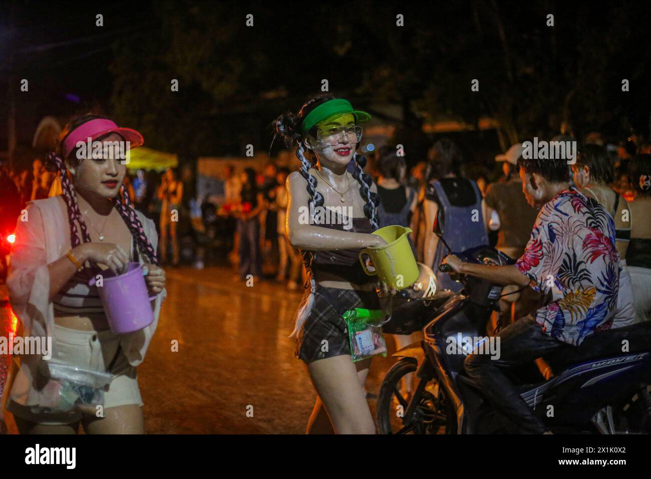 Mae Sot, Thaïlande. 16 avril 2024. Des filles sont vues jouer avec de l'eau pendant le festival Songkran à Mae Sot. Des milliers de fêtards arpentaient la rue de Mae Sotto pour célébrer le Songkran ou le nouvel an thaïlandais. Le festival 'Songkran', également connu sous le nom de festival de l'eau, qui tombe chaque année le 13 avril. Le mois le plus chaud de l'année en Thaïlande. La reconnaissance officielle par l'UNESCO du Songkran, le festival traditionnel du nouvel an thaïlandais, en tant que patrimoine culturel immatériel de l'humanité. Crédit : SOPA images Limited/Alamy Live News Banque D'Images