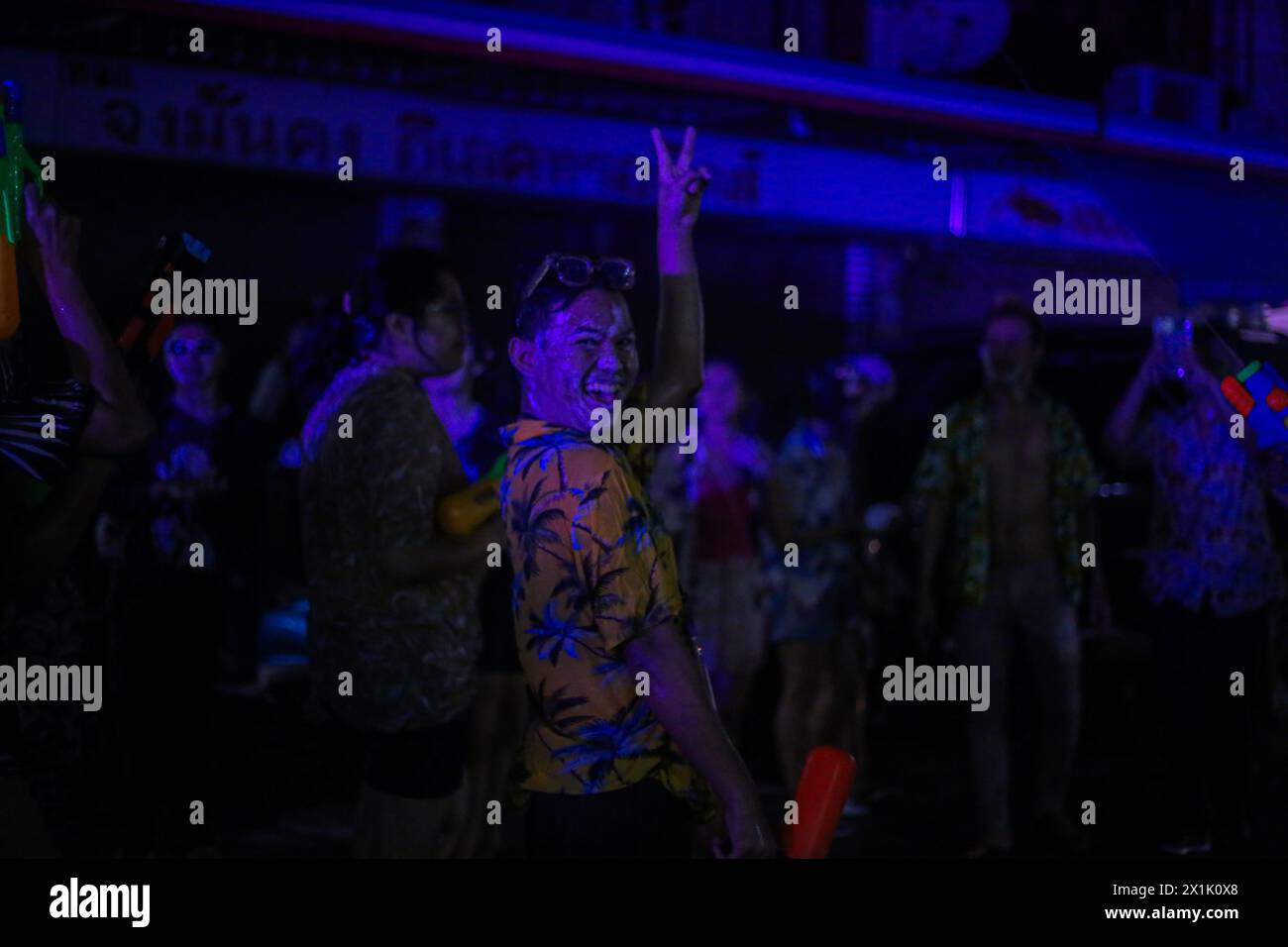 Mae Sot, Thaïlande. 16 avril 2024. Un garçon pose pour une photographie pendant le festival Songkran à Mae Sot. Des milliers de fêtards arpentaient la rue de Mae Sotto pour célébrer le Songkran ou le nouvel an thaïlandais. Le festival 'Songkran', également connu sous le nom de festival de l'eau, qui tombe chaque année le 13 avril. Le mois le plus chaud de l'année en Thaïlande. La reconnaissance officielle par l'UNESCO du Songkran, le festival traditionnel du nouvel an thaïlandais, en tant que patrimoine culturel immatériel de l'humanité. Crédit : SOPA images Limited/Alamy Live News Banque D'Images