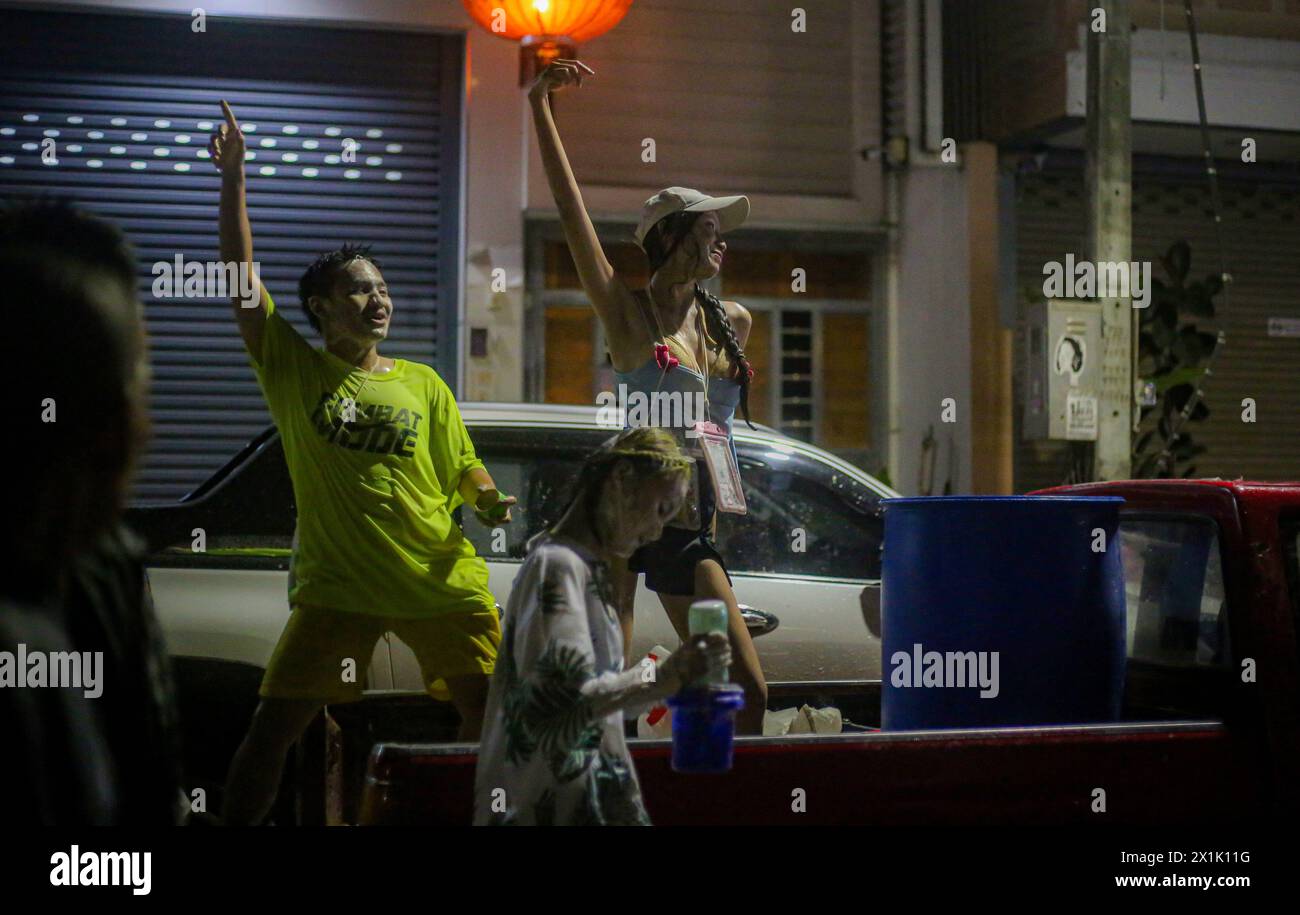 Mae Sot, Thaïlande. 16 avril 2024. Les gens dansent pendant le festival Songkran à Mae sot. Des milliers de fêtards arpentaient la rue de Mae Sotto pour célébrer le Songkran ou le nouvel an thaïlandais. Le festival 'Songkran', également connu sous le nom de festival de l'eau, qui tombe chaque année le 13 avril. Le mois le plus chaud de l'année en Thaïlande. La reconnaissance officielle par l'UNESCO du Songkran, le festival traditionnel du nouvel an thaïlandais, en tant que patrimoine culturel immatériel de l'humanité. Crédit : SOPA images Limited/Alamy Live News Banque D'Images