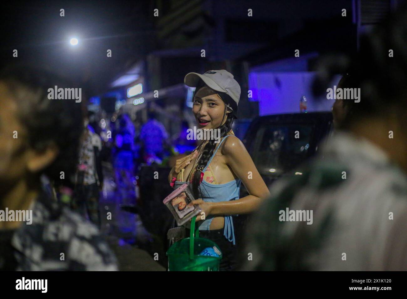 Mae Sot, Thaïlande. 16 avril 2024. Une jeune fille pose pour une photographie pendant le festival Songkran à Mae Sot. Des milliers de fêtards arpentaient la rue de Mae Sotto pour célébrer le Songkran ou le nouvel an thaïlandais. Le festival 'Songkran', également connu sous le nom de festival de l'eau, qui tombe chaque année le 13 avril. Le mois le plus chaud de l'année en Thaïlande. La reconnaissance officielle par l'UNESCO du Songkran, le festival traditionnel du nouvel an thaïlandais, en tant que patrimoine culturel immatériel de l'humanité. Crédit : SOPA images Limited/Alamy Live News Banque D'Images
