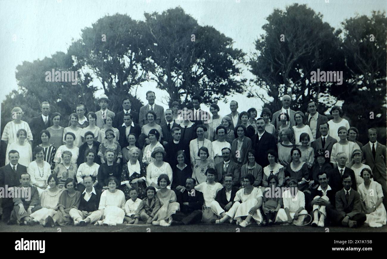 D'après une carte postale photographique d'un grand groupe : vacances avec la Holiday Fellowship 1924. La photographie a été prise à Hythe, Kent, et publiée par C. Aldridge de la ville. Banque D'Images