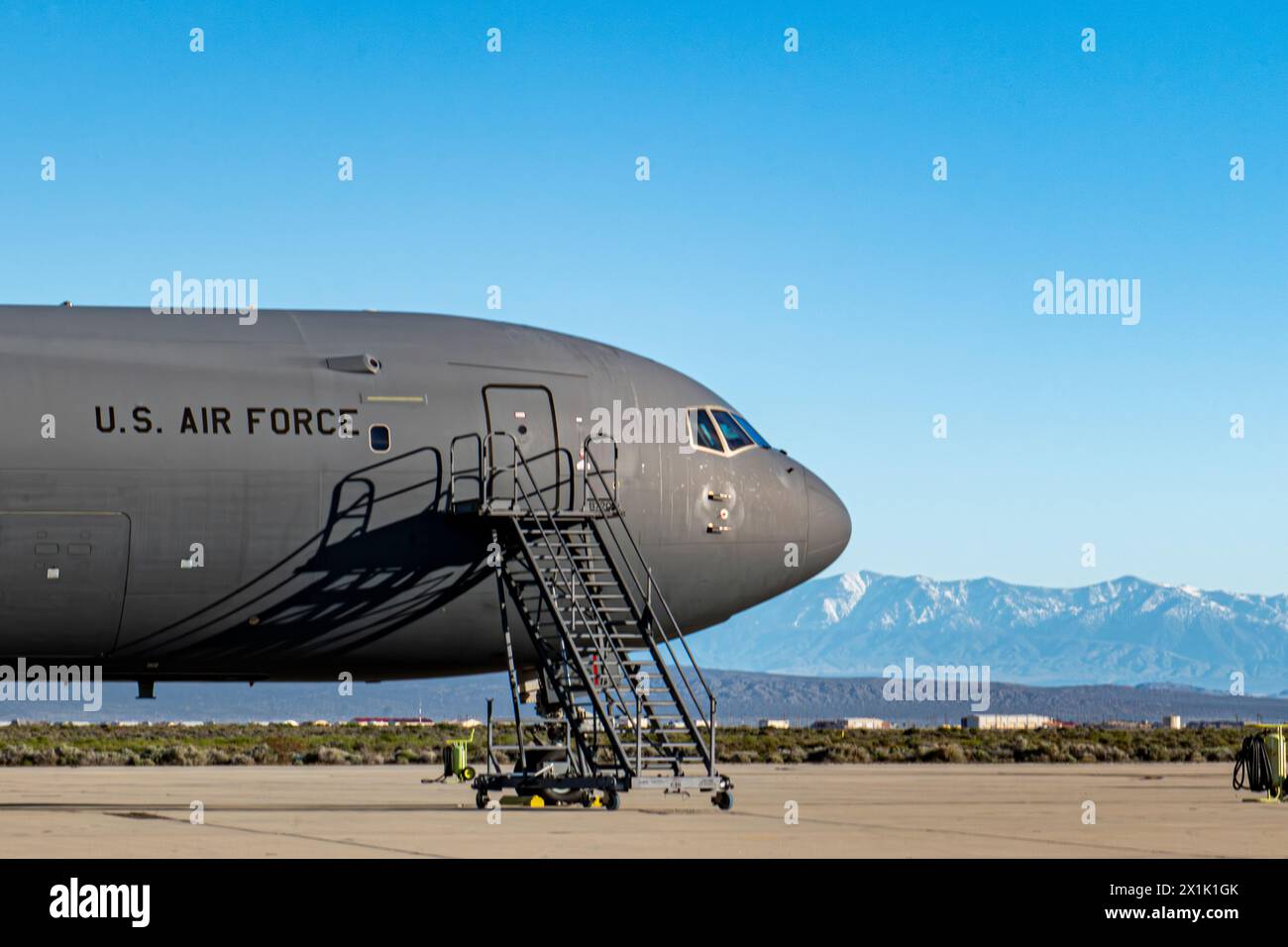 Un KC-46 Pegasus de McConnell Air Force base, au Kansas, est stationné sur la rampe d'accès à Edwards Air Force base, en Californie, le 15 avril Banque D'Images