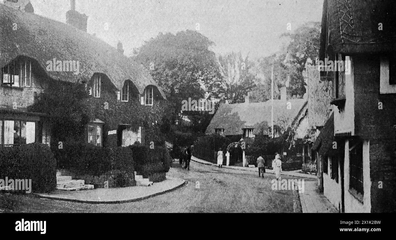 Une vue d'une rue étroite flanquée de chalets de chaume à Shanklin sur l'île de Wight. Initialement imprimé et publié pour la Portsmouth and Southsea Improvement Association, c1924. Banque D'Images