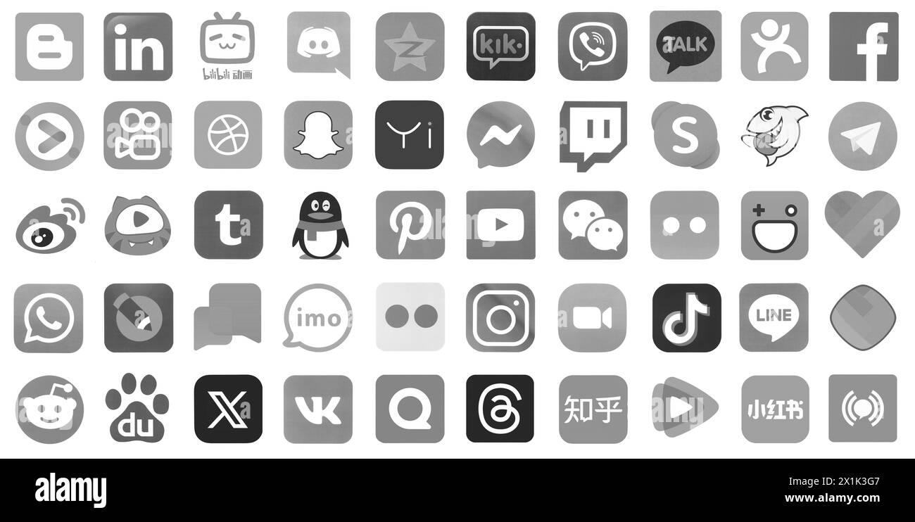 KIEV, UKRAINE - 1er AVRIL 2024 de nombreuses icônes des médias sociaux populaires, messagers, plateformes de partage de vidéos et autres services de smartphones imprimés sur papier blanc en couleur grise Banque D'Images