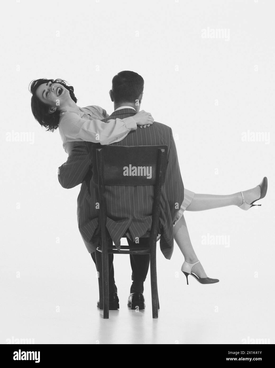 Image monochrome de belle femme souriante heureuse assise sur l'homme et riant. Couple heureux, relation Banque D'Images